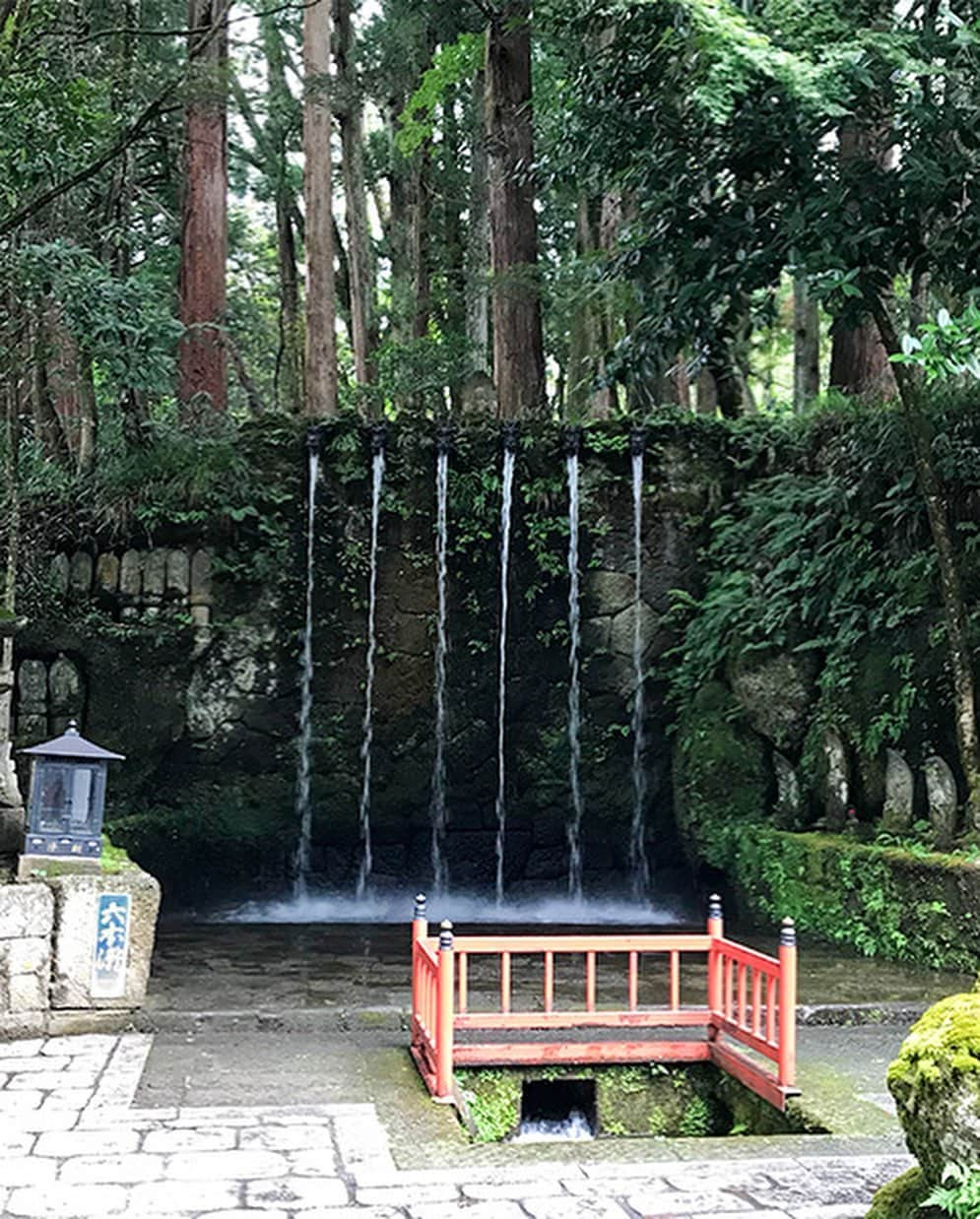 泉クリスさんのインスタグラム写真 - (泉クリスInstagram)「滝行で有名な富山県にある 「大岩山日石寺」で身を清めてきた。  夏場はスッキリするほど気持ちいいけど 雪の降る寒い時期に滝行するのが本来らしい。  今度は極寒の真冬にきてもう一度滝行したいと思う。  滝行で厄も落として 残りわずかの富山楽しんでます✨  まだ残った時間 楽しみ尽くすぞ✨  #富山 #ハートビート #滝行 #お清め #白装束の下はスッポンポン  #大岩山日石寺」8月20日 12時19分 - izu3icris