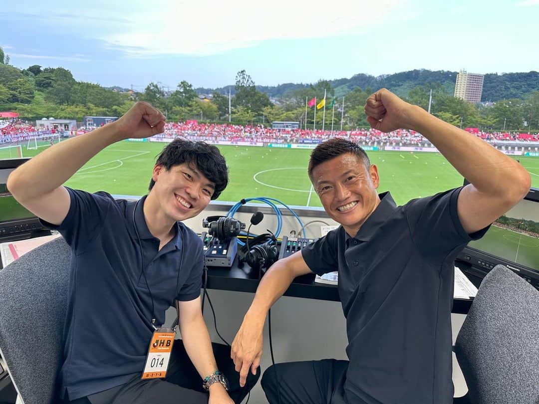 藤田崇寛のインスタグラム：「. 昨日は久々に福島へ🚆  J2いわきFC×東京ヴェルディの実況を担当しました🎙 解説は初めましての播戸竜二さん リポーター高城光代さんと。  試合は0-0のスコアレスドロー。 ヴェルディサポーターも多く駆けつけ スタジアムは良い雰囲気でした😌  いわき→東京の終電が20時過ぎのため いわきで1泊。 夕食も播戸さんとご一緒して楽しい時間を過ごせました！  福島も変わらず暑いです🫠 せっかくなのでお昼には 海鮮丼をいただいてこれから帰京。  今夜は先週に続いて SPOTVにてプレミアリーグを担当します！ ウェストハム×チェルシーの ロンドンダービーです🔥」