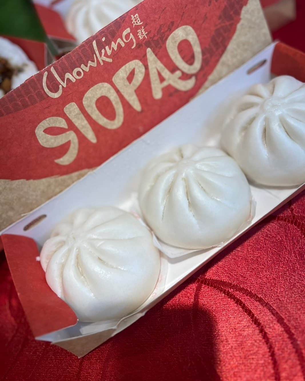 Kim Chiuさんのインスタグラム写真 - (Kim ChiuInstagram)「BUKSAN ANG SIOPAO SARAP!!!  It’s #ChowkingNationalSiopao day on August 21!!!❤️ Buy 2 siopao get one free!! One of my ultimate comfort food ang siopao talaga!!!!😋 The best na kahit walang sauce!!! Freshly-steamed, slow-roasted asado sarap!!! ❤️ Available in Chunky Asado and Bola-bola flavor!!!   Visit @chowkingph stores nationwide or pwede din sa food delivery apps!❤️🥰😘 Happy Sunday everyone!😘」8月20日 12時15分 - chinitaprincess