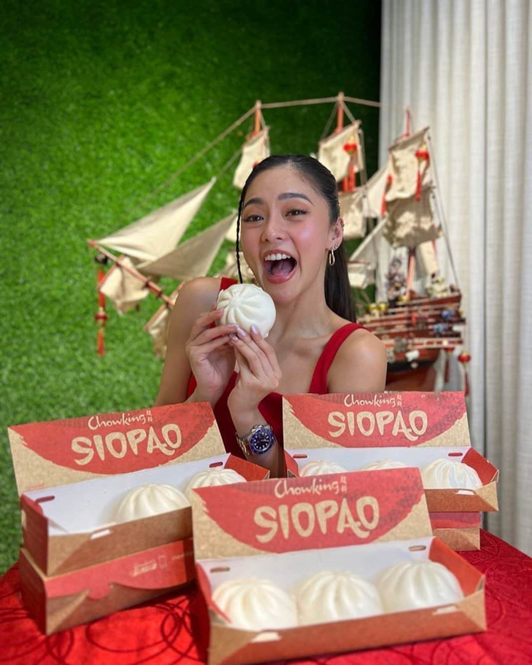 Kim Chiuのインスタグラム：「BUKSAN ANG SIOPAO SARAP!!!  It’s #ChowkingNationalSiopao day on August 21!!!❤️ Buy 2 siopao get one free!! One of my ultimate comfort food ang siopao talaga!!!!😋 The best na kahit walang sauce!!! Freshly-steamed, slow-roasted asado sarap!!! ❤️ Available in Chunky Asado and Bola-bola flavor!!!   Visit @chowkingph stores nationwide or pwede din sa food delivery apps!❤️🥰😘 Happy Sunday everyone!😘」