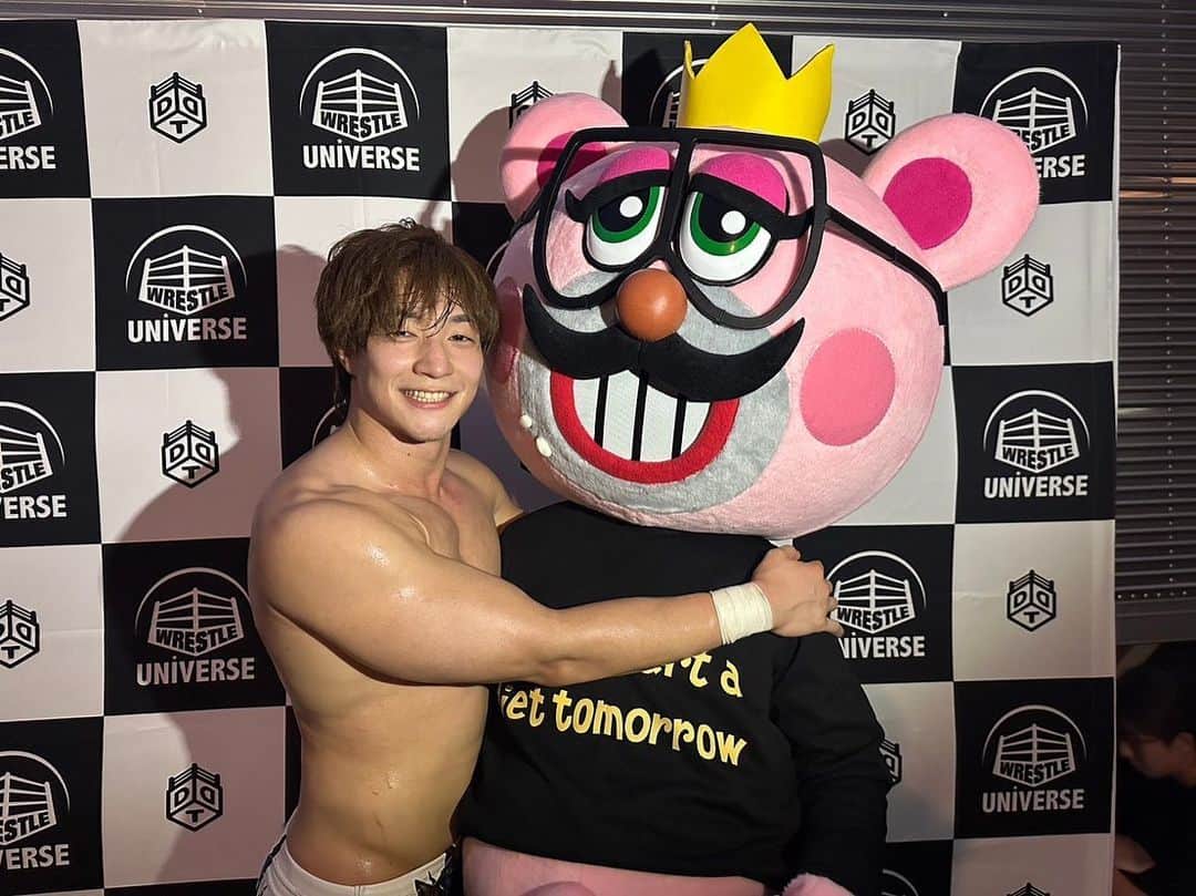 のインスタグラム：「フジテレビ ぽかぽか のマスコットキャラクター、まんぷく昼太郎のデビュー戦は大勝利！！  出演させていただいた番組のマスコットキャラクターがプロレスデビューしてくれる最高の結果。  試合してわかったんですけど、昼太郎はプロレス向きなんですよ！ 続ければ続けるほどお客さんに浸透して、超いいゆるキャラレスラーになりますよ！！ ポコたんとのシングルマッチも見たいけど、僕がシングルマッチしたい！笑  あと、なぜか写真になると昼太郎だけ高画質に見える不思議。　 ほんと、見れば見るほどかわいいなぁ。脚長いし。  #ぽかぽか #ddtpro #上野勇希」