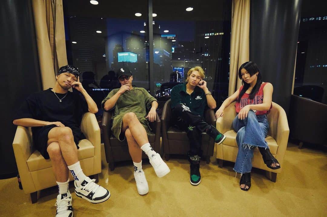 荒木駿平のインスタグラム：「大阪２日間ありがとうございました！！！ びっくりするくらいの声量で、音が聞こえなくなる瞬間が何回もありました！笑 手加減を知らない大阪の皆さん🐙 めちゃくちゃ楽しかったです  次は名古屋🍤 名古屋も大変なことになりそうだなぁ笑 負けないようにしなきゃ！！ 8月の締めくくり最高の夏を迎えられるようしっかり準備して挑みます🔥  #ayumihamasaki  #ayu47都道府県tour  #余韻界隈  📸 @masayukikamo」