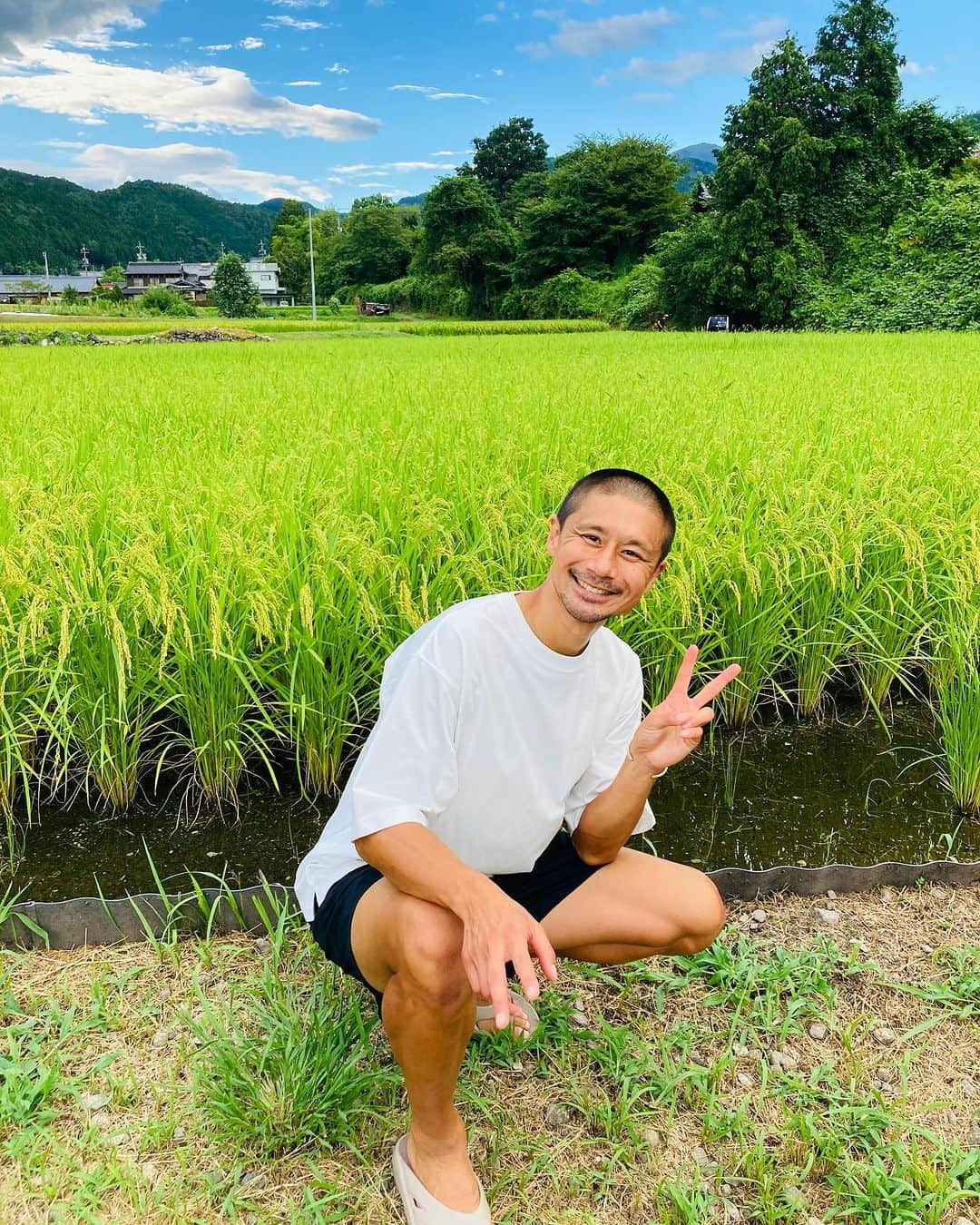 坪井慶介さんのインスタグラム写真 - (坪井慶介Instagram)「夏休み🌞 お盆に下の子達連れて、岐阜の実家へ🚅 山、川、畑と普段は出来ない遊びに子供達遊び回りました…親父も😁  娘、初の付知川🏞冷たさにビビってました😂 息子、飛び込み、火の番人、鮎見守り👍 親父、どこに行っても全力おじさん！！  #夏休み  #お盆休み  #岐阜県  #中津川市  #付知町  #実家  #田んぼ は近所の方のです😁 #タンボウズ  #山道  #山坊主  #付知川  #川坊主  #冷たーい  #娘ビックリ  #ムスメツボイ  #おじいちゃんとまご  #鮎の塩焼き  #火の番人 息子 #ムスコツボイ  #オヤジツボイ  #全力中年  #日本酒🍶  #ニホンシュボイ  #日本刀 と書いて #かたな  #花の舞酒造」8月20日 12時25分 - keisuke_tsuboi0916