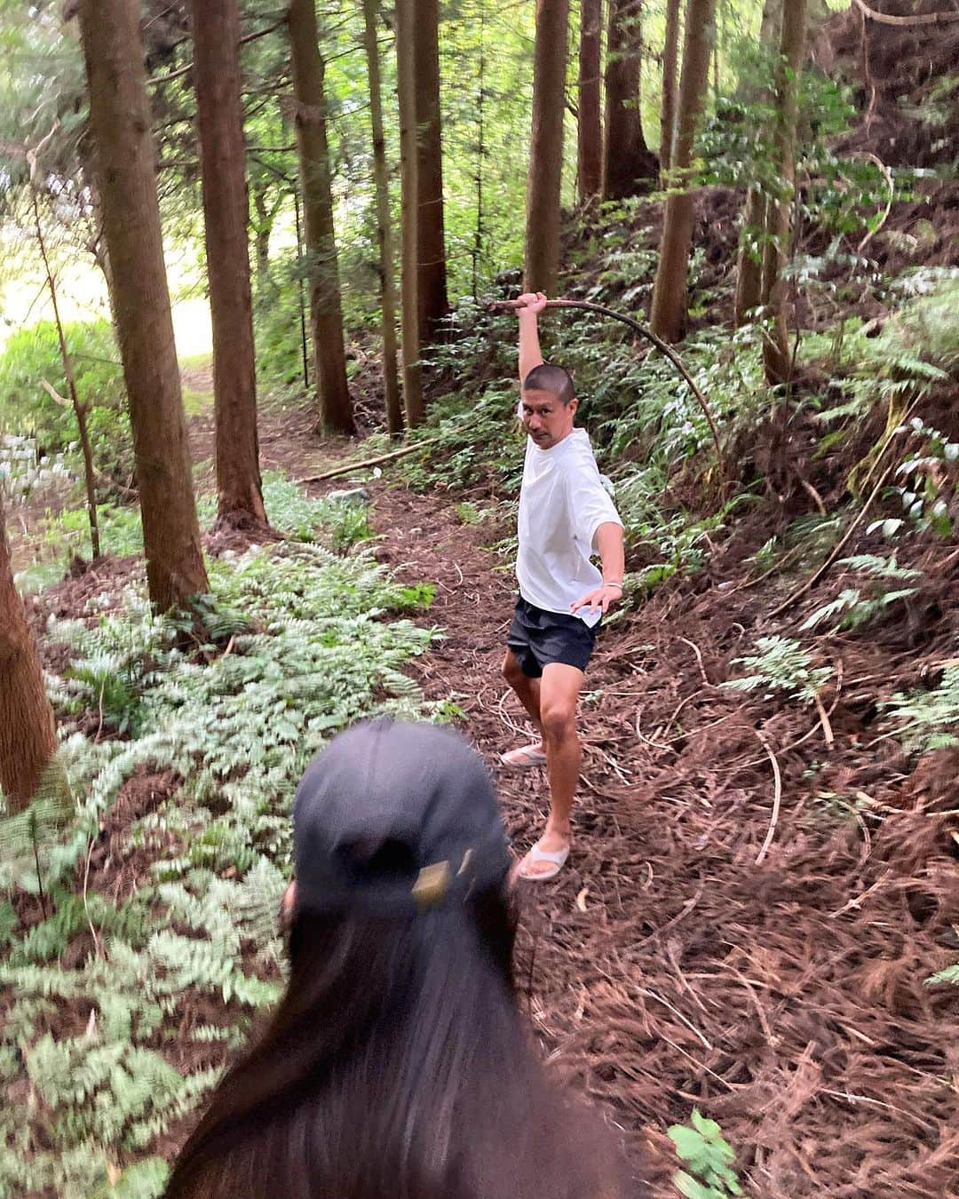 坪井慶介さんのインスタグラム写真 - (坪井慶介Instagram)「夏休み🌞 お盆に下の子達連れて、岐阜の実家へ🚅 山、川、畑と普段は出来ない遊びに子供達遊び回りました…親父も😁  娘、初の付知川🏞冷たさにビビってました😂 息子、飛び込み、火の番人、鮎見守り👍 親父、どこに行っても全力おじさん！！  #夏休み  #お盆休み  #岐阜県  #中津川市  #付知町  #実家  #田んぼ は近所の方のです😁 #タンボウズ  #山道  #山坊主  #付知川  #川坊主  #冷たーい  #娘ビックリ  #ムスメツボイ  #おじいちゃんとまご  #鮎の塩焼き  #火の番人 息子 #ムスコツボイ  #オヤジツボイ  #全力中年  #日本酒🍶  #ニホンシュボイ  #日本刀 と書いて #かたな  #花の舞酒造」8月20日 12時25分 - keisuke_tsuboi0916