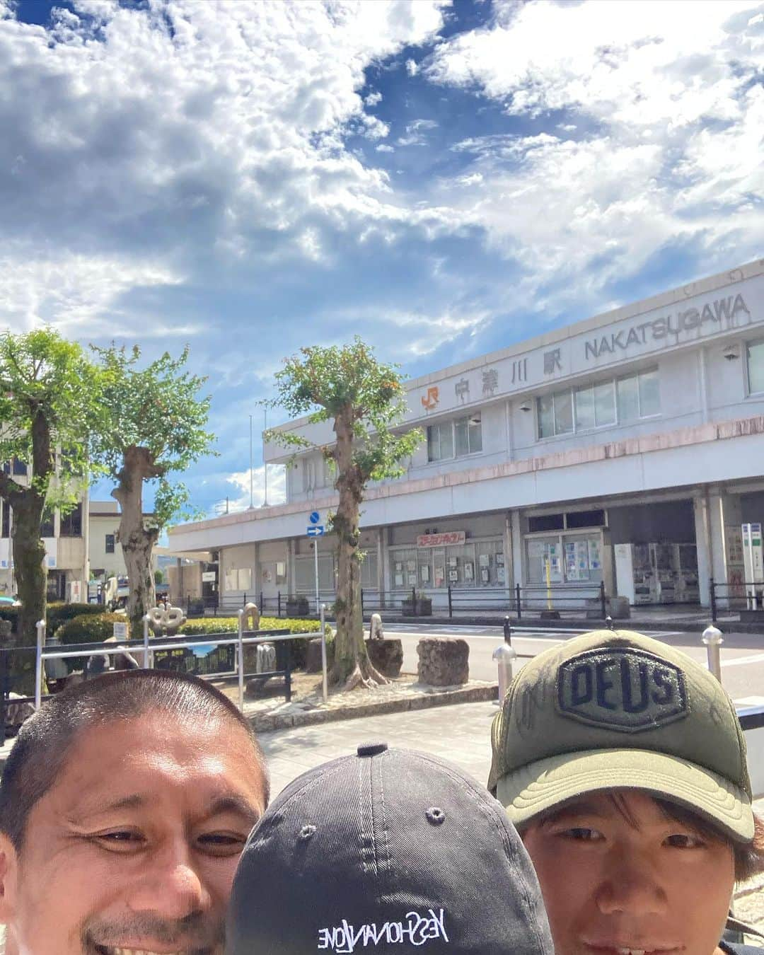 坪井慶介のインスタグラム：「夏休み🌞 お盆に下の子達連れて、岐阜の実家へ🚅 山、川、畑と普段は出来ない遊びに子供達遊び回りました…親父も😁  娘、初の付知川🏞冷たさにビビってました😂 息子、飛び込み、火の番人、鮎見守り👍 親父、どこに行っても全力おじさん！！  #夏休み  #お盆休み  #岐阜県  #中津川市  #付知町  #実家  #田んぼ は近所の方のです😁 #タンボウズ  #山道  #山坊主  #付知川  #川坊主  #冷たーい  #娘ビックリ  #ムスメツボイ  #おじいちゃんとまご  #鮎の塩焼き  #火の番人 息子 #ムスコツボイ  #オヤジツボイ  #全力中年  #日本酒🍶  #ニホンシュボイ  #日本刀 と書いて #かたな  #花の舞酒造」