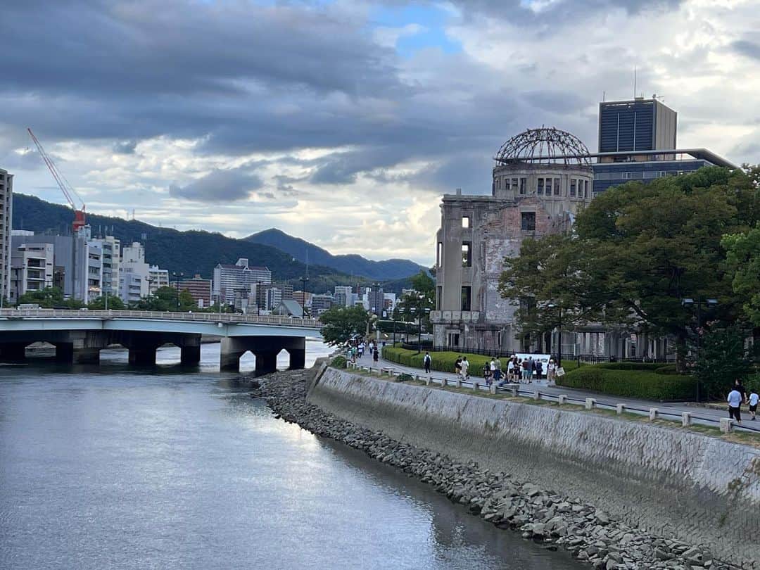 倉河奈央さんのインスタグラム写真 - (倉河奈央Instagram)「▫️原爆ドーム、資料館、平和記念公園、今回初めて行くことができて本当に良かったです。どこも凄まじい想いを感じました。東京へ感じたものを持って帰り、東京公演想いを乗せて頑張りたいと思います。絶対に残していかなければならないもの。  『夕凪の街桜の国』のステンドグラスとっても綺麗で素晴らしかったです✨」8月20日 12時27分 - nao_kurakawa