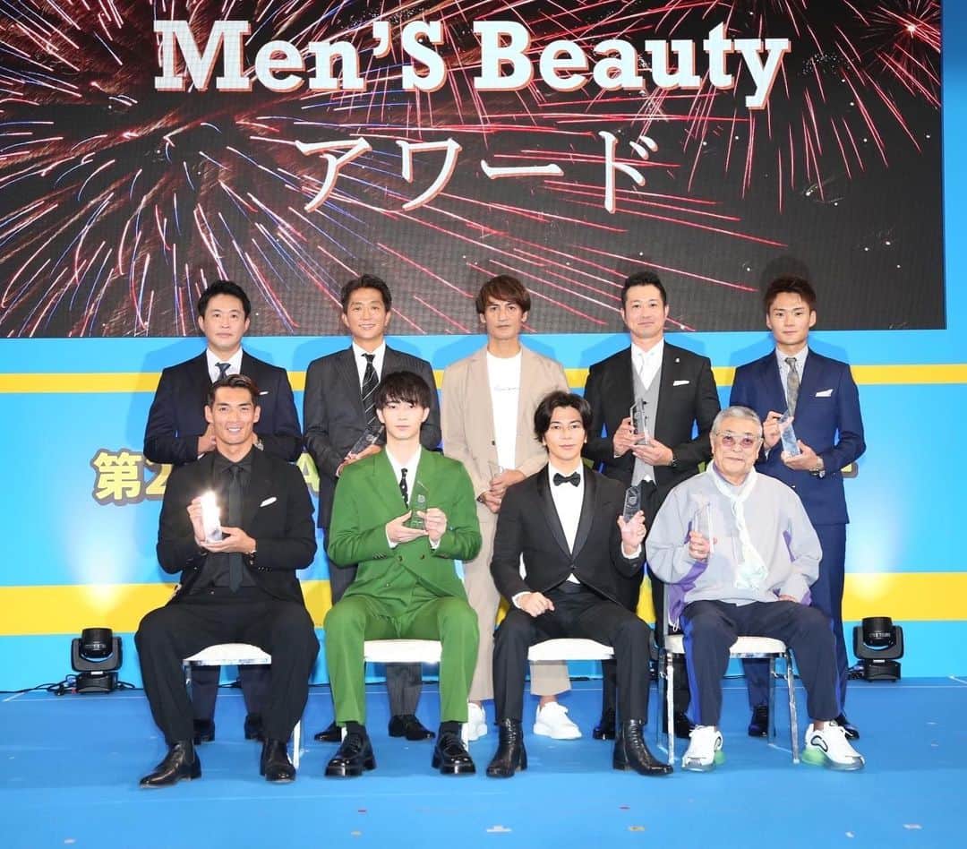 槙野智章のインスタグラム：「Men‘s Beautyアワード セルフメディケーション部門を 受賞しました！  各部門の素晴らしい方々と一緒に賞を頂けて光栄です！  スポーツ界の美容男子代表として頑張ります^ ^  #美容男子  #メンズビューティーアワード」