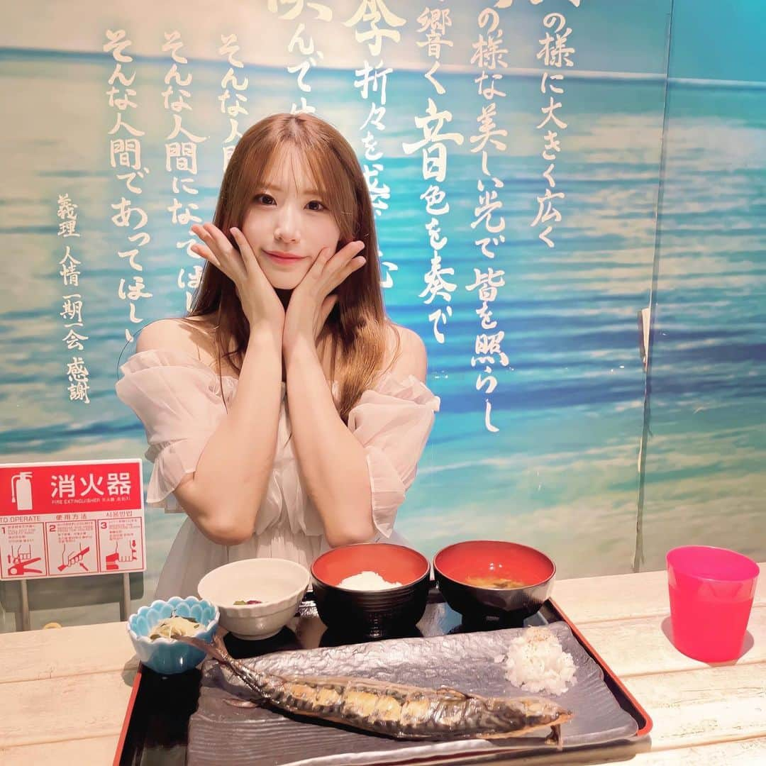 AKARIのインスタグラム：「都会の海の家 @soulmatebeach さんで 定食ランチを食べてきました〜！🏝  私は一番人気の塩サバ定食〜！ 大きくて、ふっくらしてて 本当に美味しかった！ お店の方に聞いたら産地直送らしいです🐟  お味噌汁、ご飯おかわり自由なので 沢山食べたい方もおすすめ🍴  新宿西口徒歩5分なのに ビーチのような内装で、まるで本当に海の家にいる気分でした🫶  みんなぜひ行ってみて〜！  📍 東京都新宿区西新宿7-12-3西新宿佐藤ビルB1 SoulmateBeach  PR @soulmatebeach #新宿海鮮 #西新宿グルメ #新宿ランチ #焼き魚定食 #都会の海の家 #新宿BBQ #soulmatebeach #西新宿ランチ」