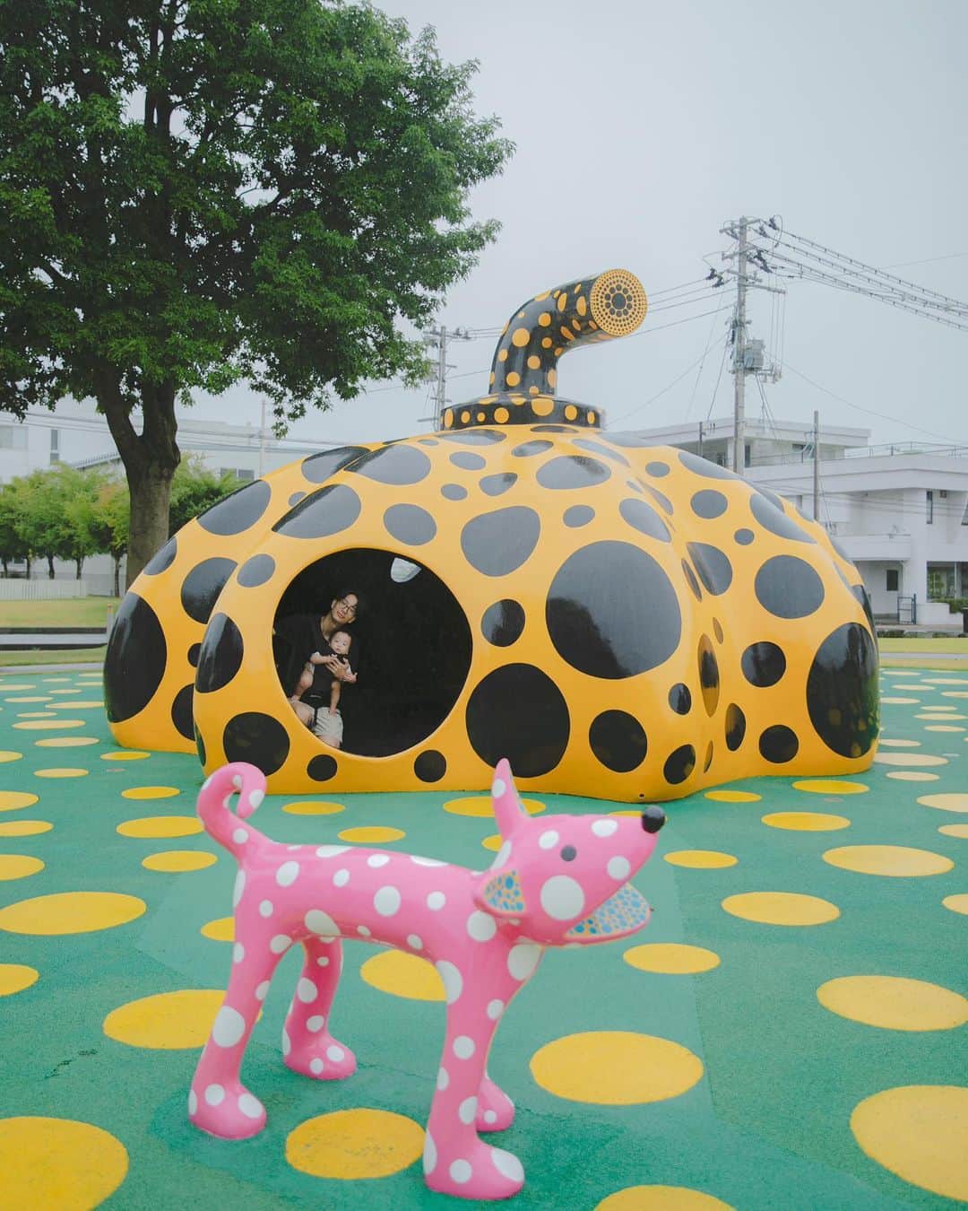 福田瞳さんのインスタグラム写真 - (福田瞳Instagram)「#十和田市現代美術館   #フラワーホース は、美術館を訪れた人へのウェルカムブーケ💐  毎回思うけど、旦那さん、カメラ向けると体張るなぁ。笑。雨の中膝を地面につけてました。  美術館の周りに色々な作品があって、作品に入り込めるのも魅力✨ もこもこの赤い屋根のお家の中にも入れるよ🤗 雨が降ったり止んだりだったけど、非常に楽しかった♡」8月20日 12時33分 - fukudahitomi610