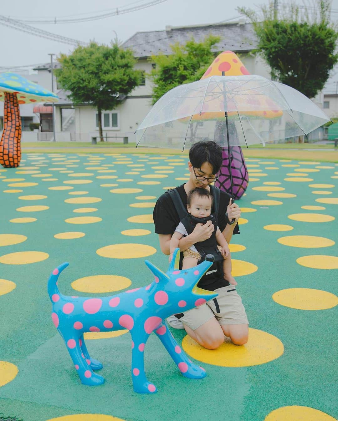 福田瞳さんのインスタグラム写真 - (福田瞳Instagram)「#十和田市現代美術館   #フラワーホース は、美術館を訪れた人へのウェルカムブーケ💐  毎回思うけど、旦那さん、カメラ向けると体張るなぁ。笑。雨の中膝を地面につけてました。  美術館の周りに色々な作品があって、作品に入り込めるのも魅力✨ もこもこの赤い屋根のお家の中にも入れるよ🤗 雨が降ったり止んだりだったけど、非常に楽しかった♡」8月20日 12時33分 - fukudahitomi610