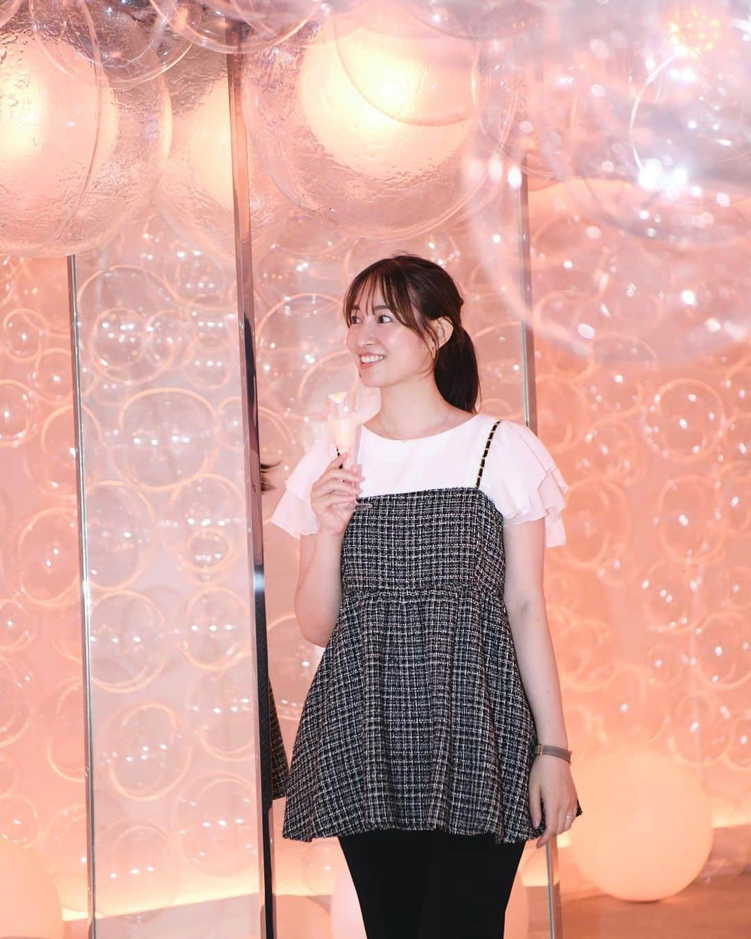 下田奈奈のインスタグラム：「🫧🧴🫧🥂  クレ・ド・ポー ボーテの名品美容液「ル・セラム」 10周年を記念したPOP UPイベント 「輝きの原点にもどる鍵」へご招待いただきました🗝️ ⁡ 輝きの原点を見つけに ストーリー仕立ての5つのゾーンを巡っていく ワクワク感と特別感のあるラグジュアリーな空間で とても素敵な時間を過ごさせていただきました✨  ラストのゾーンではプロジェクションマッピングの後に 宝箱を開けると「何もいらない。この肌があれば。」 のメッセージと自分の肌が鏡に写る演出に感動🫢  皆さまもぜひ体験しに行ってみてください🤍 ⁡ 期間：8月18日(金)〜8月27日(日) 場所：ヨドバシJ6ビル ※事前予約制・入場無料 ⁡ #クレドポーボーテ #ルセラム #細胞からはじまる輝き #pr」