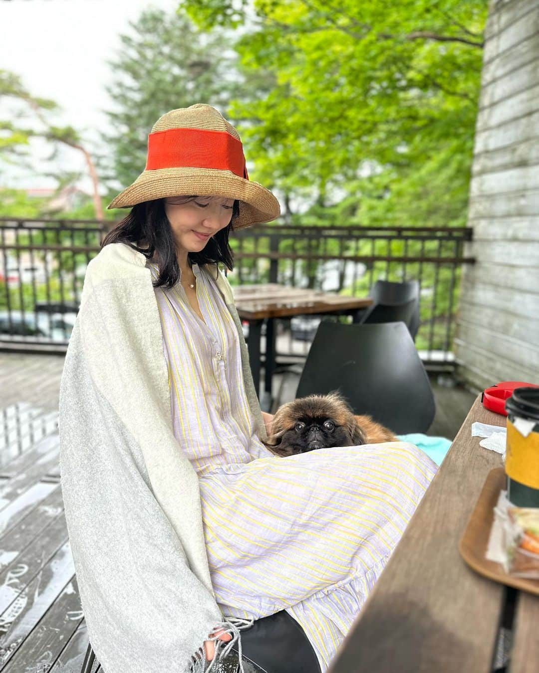 織香のインスタグラム：「帰省中の群馬から軽井沢へ🌿  雨の晴れ間にテラスでランチ🥐 とても涼しかったので、真夏はあまり外に出れないルーちゃんも大はしゃぎ🐶💕  ノースリーブのワンピだった私はカシミアストールで日差しよけ&冷気対策🩵カシミアはサラッとしてるので実はオールシーズン使えます😊  皆さまタンスに仕舞わずに、一年中使ってくださいね🐐🐐🐐  #お盆 #洗えるカシミア #インターモードコレクション  #川辺 #カシミアストール #365日使ってます😊 #軽井沢 #沢村 #ペキニーズ #モフモフ#pekingese」