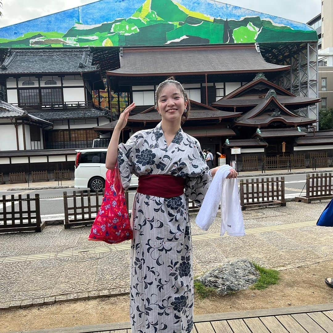 仮谷せいらさんのインスタグラム写真 - (仮谷せいらInstagram)「道後温泉♨️  おばあちゃんのお家まで 龍馬空港から行っても松山空港から行っても 時間があんまり変わらない事がわかったので…！笑 #道後温泉 行ってきました♡  ちょっと熱めのお湯だけど お肌ちゅるちゅるになったよ〜！ 椿の湯や足湯カフェにも入って大満喫🥳  2枚目の手に持ってるのは ぬれ煎餅のみかんマヨ味🍊」8月20日 12時36分 - seira_kariya