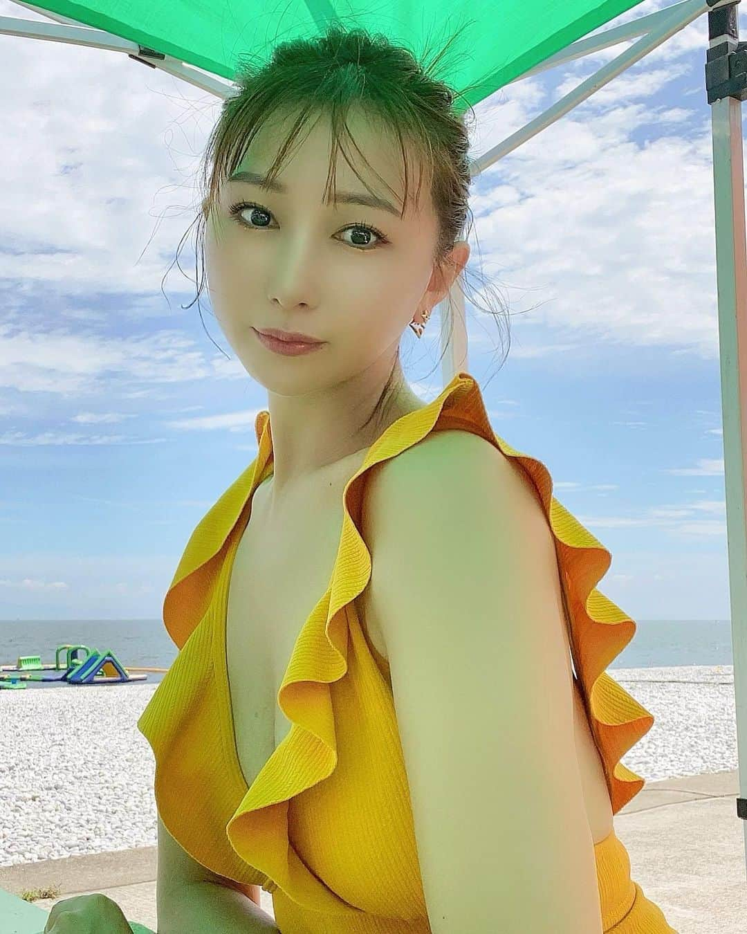 青木まりなのインスタグラム：「💛💛💛  泉南マーブルビーチ🏖️  水上アスレチックしたり フォイルサーフィンしたり 海満喫したよ🏄‍♀️🌊  焼けた👩🏽👩🏽👩🏽  夏さいこう〜☀️☀️☀️☀️☀️ 　 　 　  　 　　  　 　 　  　 　 　 　 　 　 　 　  . . .       #RIZIN #RIZINガール #RIZINガール2022 #ラウンドガール #ringgirl #キックボクシング #kickboxing #キックボクシング女子 #筋トレ女子 #筋トレ #トレーニング #ダイエット #training #diet #グラビア #グラビアアイドル #グラドル #ビジョビ #bijobi #gravure #guravureidol #偶像 #性感 #清秀 #性感」