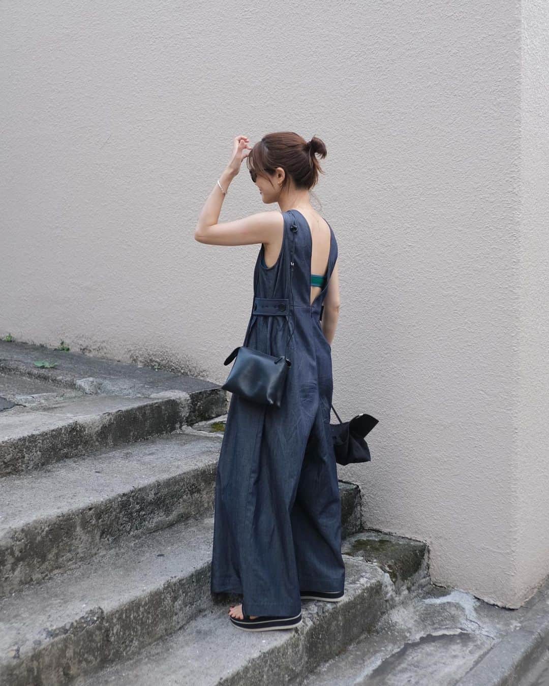 猪鼻ちひろのインスタグラム：「夏服まだまだ楽しんでるまとめ  ネイビーが好きだと気づいた2023夏。 7枚目からのリアルコーデは @cenci_official のスカートとセットアップを。 Cenciでも期間限定でセールを行います🥹 在庫が終わり次第終了ですが 最初で最後のセールとなります！  Cenci 夏服セール 期間8/20 13時〜8/27 24時  全品30%OFF なんと2点購入頂くとどちらも40%OFFとなります🉐🤫  数に限りがありますが、想いを込めたアイテムなのと、 SDGsの観点からも全て皆さんの手に渡って頂きたく この割引設定にしております。 (みなさまもご存知の通り…赤字覚悟のセールではあります🙃笑)  ぜひこの機会にお願いします♡ #最後の写真おもしろく歯が出てるね #蚊に刺されが止まらないね #キスマークに見え…ないね←」