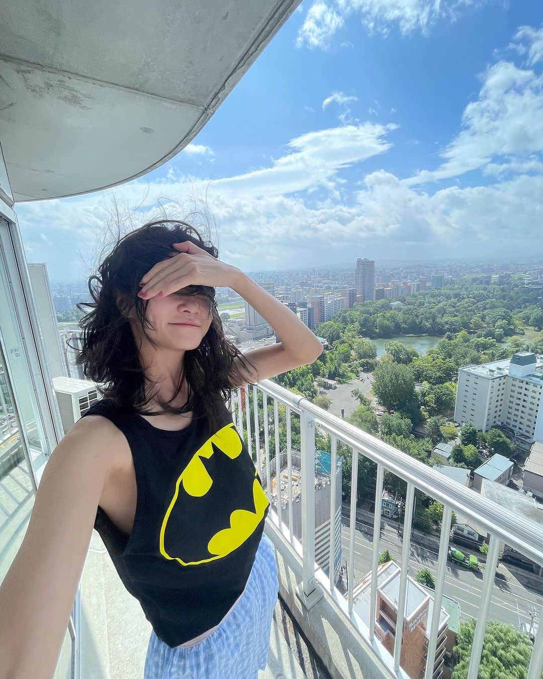 ヒョニ・カンのインスタグラム：「🌬️바람이너무하네🤷‍♀️」