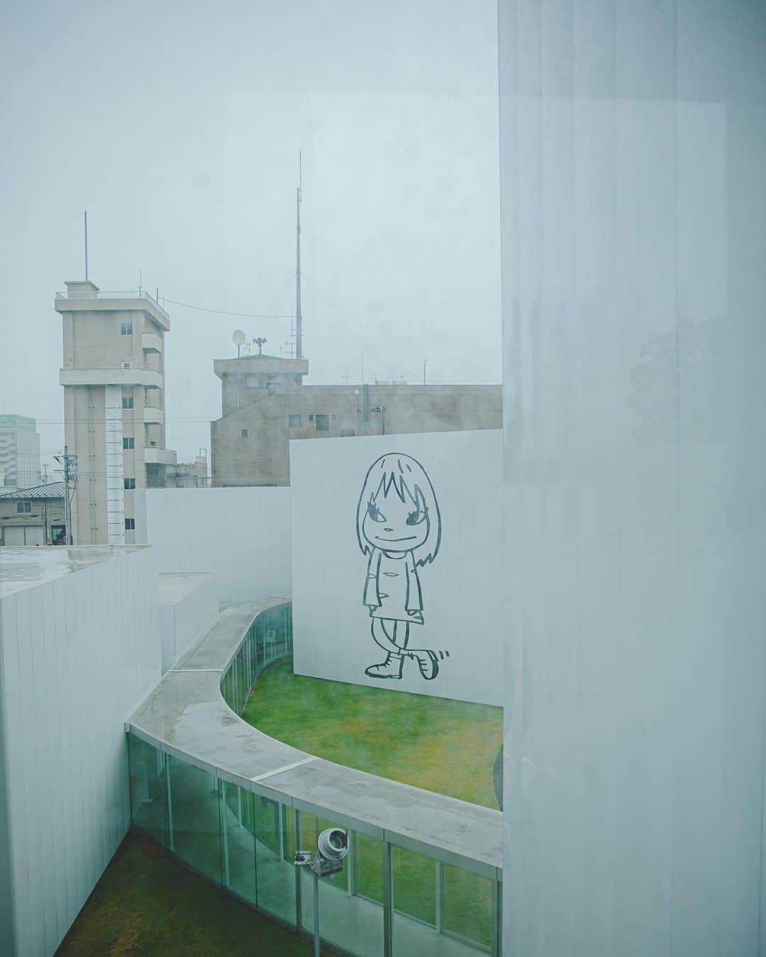 福田瞳さんのインスタグラム写真 - (福田瞳Instagram)「#十和田市現代美術館   #レアンドロエルリッヒ の建物-ブエノスアイレス 行ったらぜひ写真撮って遊んでほしい☺︎  屋上まで続く階段空間のペイントアート可愛かった♡雨だったからかな。私たちしか、屋上でてなかった。笑笑。 でも、目玉が床に沢山あって、『あ！通路から続いてるんだ👀！』と発見できてよかた🤗」8月20日 12時44分 - fukudahitomi610