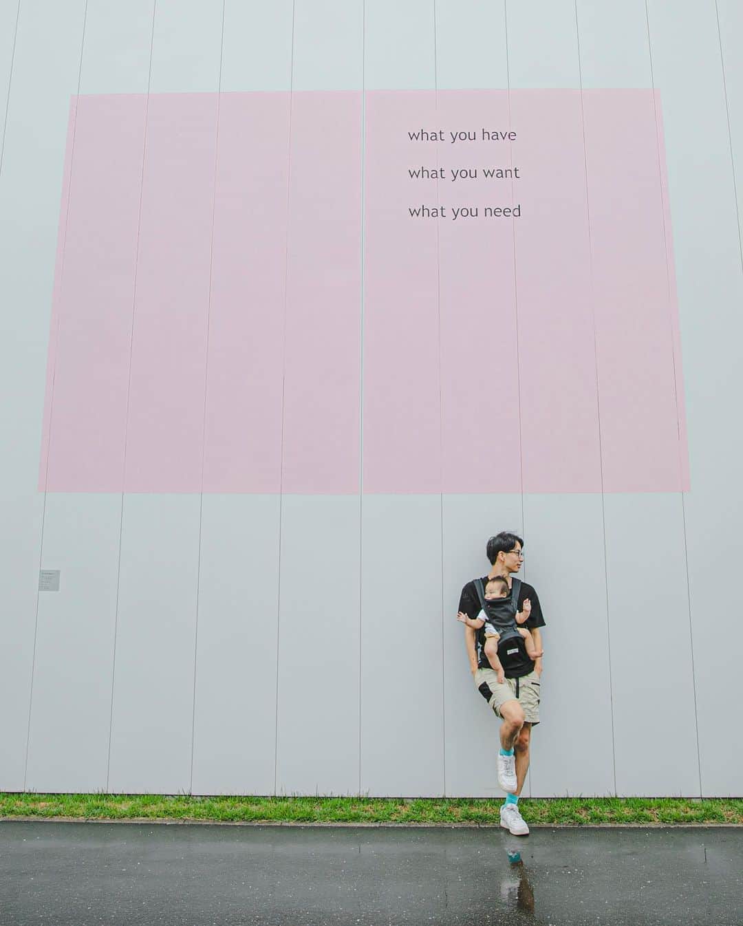 福田瞳さんのインスタグラム写真 - (福田瞳Instagram)「#十和田市現代美術館   #レアンドロエルリッヒ の建物-ブエノスアイレス 行ったらぜひ写真撮って遊んでほしい☺︎  屋上まで続く階段空間のペイントアート可愛かった♡雨だったからかな。私たちしか、屋上でてなかった。笑笑。 でも、目玉が床に沢山あって、『あ！通路から続いてるんだ👀！』と発見できてよかた🤗」8月20日 12時44分 - fukudahitomi610