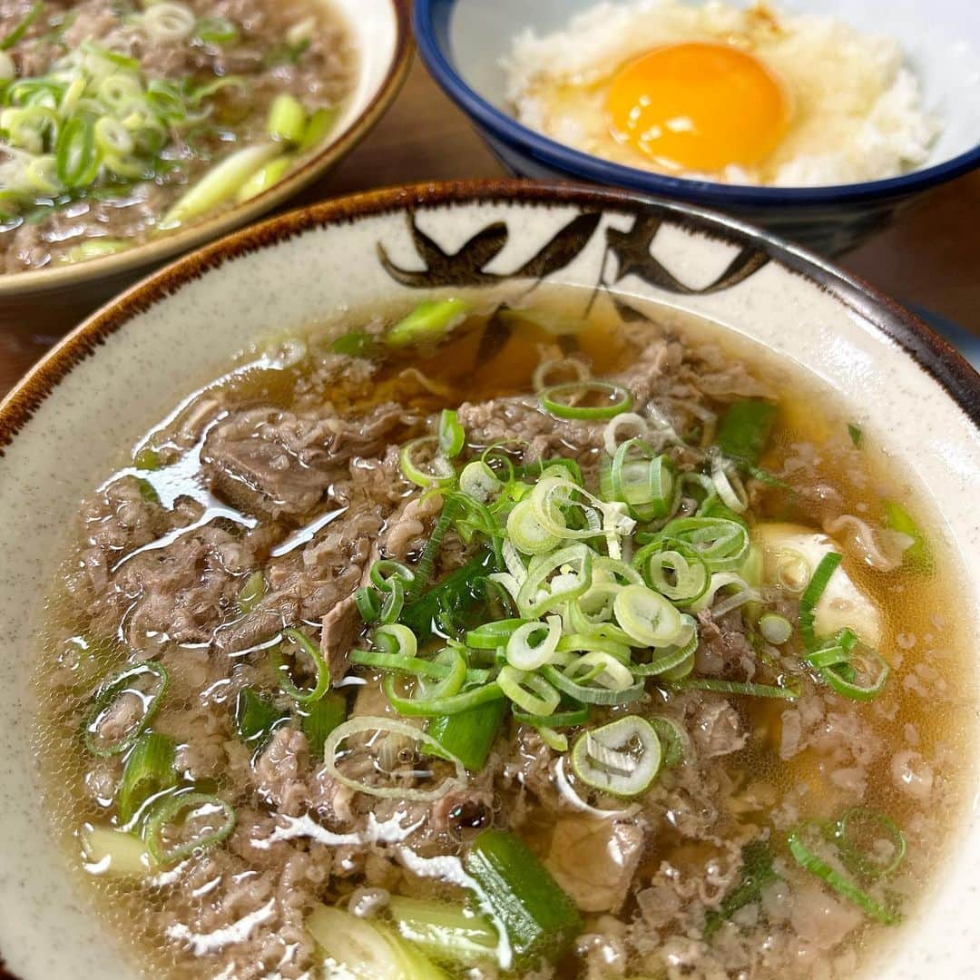 梅津有希子のインスタグラム：「大阪のおひる。なんば「千とせ」の肉吸いと、卵かけごはん「小玉」。おだしのきいたスープに、たっぷりの牛肉。暑くてもするする入る。あああおいしい…。おうちでもマネして作ってみよ。　#肉吸い #千とせ #大阪グルメ」