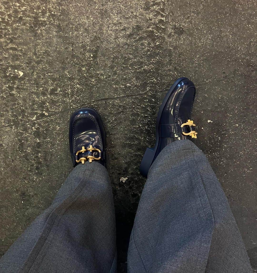 のインスタグラム：「履きやすさNo. 1🔥 ネイビーベースにゴールド金具のアクセントが素敵すぎて、、、🫠❤️」