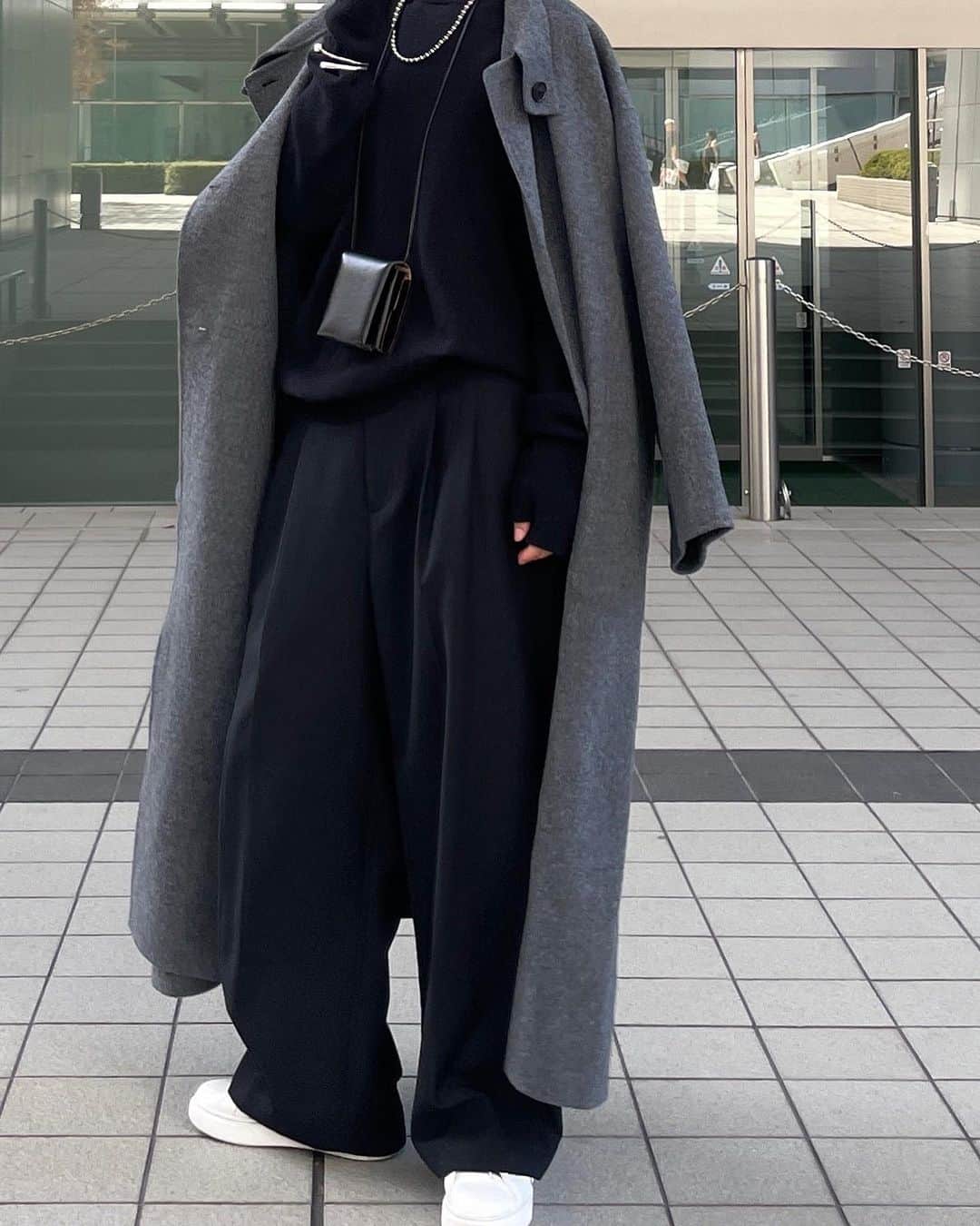 ETRÉ TOKYO ストアのインスタグラム：「@etretokyo  【 '23 Winter Pre Order 】 ㅤㅤㅤ ㅤㅤ #ETREスタンドカラーリバーロングコート IVORY / GREY / BLACK S.M size ¥49,500(tax in)  ㅤㅤㅤ  新宿スタッフ @etretokyo_nami 167cm @etretokyo_maki 161cm ㅤㅤㅤ 本社スタッフ @_s_a_r_a_s_a_  161cm  ㅤㅤㅤ 着用カラー：GREY 着用サイズ：SAMPLE Msize ㅤㅤㅤ ㅤㅤㅤ  - - - - - - - - - - - - - - - - - - - - - - - - - - - -  商品詳細はTOPページURLよりチェック🔍 ›› @etretokyo_store  ㅤㅤㅤ スタッフコーディネートも毎日更新中【 #etretokyo_staff_ootd 】をフォロー🐿️  TOPページの"フォロー中"から 気になるスタッフのアカウントをフォロー🤝  - - - - - - - - - - - - - - - - - - - - - - - - - - - -  ⁡  ㅤㅤㅤ 【INFORMATION】 ⁡ ⁡ ETRÉ TOKYOでは 冬の先行予約会を開催いたします。  -開催期間-  ◼️LUMINE SHINJUKU 8/24(thu) - 8/30(wed)  ◼️ONLINE STORE 8/24(thu)19:00 - 8/31(thu)12:00  ※予約受注会となります。 新宿店にてサンプルのご用意もございますので ご試着も可能です。 予約枠に上限がございます。  ※予約商品の画像はサンプルで撮影しております。 実際の製品と仕様や素材、サイズや色味等が多少異なる場合がございます。  ※お電話でのご予約はできかねます。  ※ご予約後のキャンセルは致しかねます。 お支払いは後払いになります。 ⁡ ※混雑時には入場制限及び試着点数 の制限を設けさせて頂きます。 また、お電話がつながりにくい可能性がございます。  予めご了承ください。 ⁡ ⁡ ご理解、ご協力を賜りますよう 心よりお願い申し上げます。 ⁡ ⁡  ㅤㅤㅤ ㅤㅤㅤ 【LUMINE SHINJUKU STORE】 ETRÉ TOKYO ルミネ新宿2店 TEL：03-5989-0979 ー営業時間ー (平日、土日祝)11:00-21:00  ⁡ #etretokyo #etre  #etretokyoshinjuku #2023etre #etretokyo_staff_ootd #2023aw #受注会 #先行予約 #プレオーダー #スタッフコーディネート #スタッフスナップ #冬服コーデ #ルミネ新宿2 #ロングコートコーデ #リバーコート #冬アウター」