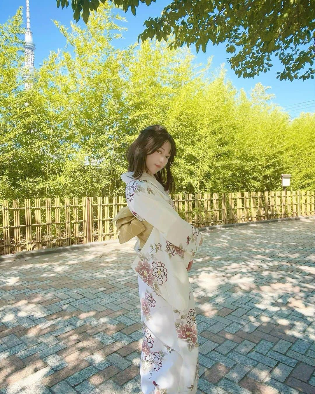 AYUNAさんのインスタグラム写真 - (AYUNAInstagram)「浅草で浴衣撮影📷🫶👘  楽しかったぁ🥰  「虹」さんで浴衣レンタル🌈🎶  👘の種類がたくさんあって髪飾りも豊富でしたぁ☺️🍀  PR @asakusa_kimono.niji #浴衣レンタル #浅草レンタル浴衣 #浅草浴衣レンタル #浅草レンタル着物 #浅草着物レンタル虹 #浅草着物レンタル」8月20日 12時57分 - ayuna_0404