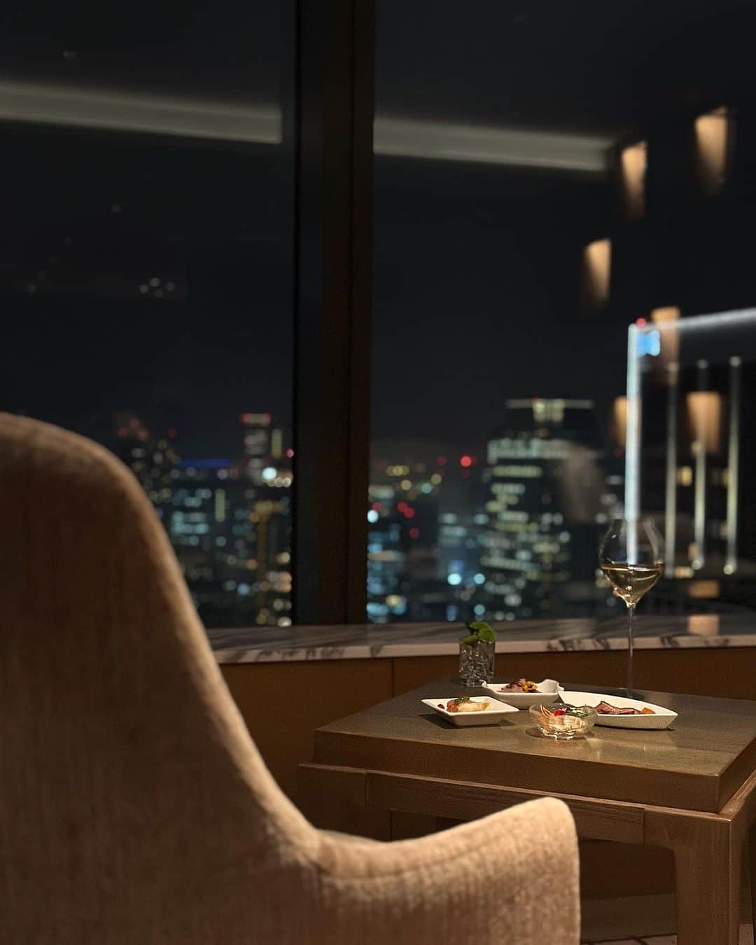 のインスタグラム：「Cheers to Tokyo night view🥂 東京の夜景に乾杯🌃  "Evening Light Meals" Club Lounge 17:00～19:30 Location: 37th Floor, The Okura Prestige Tower ※ Available only for the guests staying with plan including Club Lounge access.  「イブニングライトミール」 クラブラウンジ 17:00～19:30 オークラ プレステージタワー 37階 ※クラブラウンジ付きの対象プランでご宿泊の方のみご利用いただけます。  プロフィールよりどうぞ↑ #クラブラウンジ #ホテルラウンジ #ホテルステイ #ホカンス #ステイケーション #ホテルステイ好きな人と繋がりたい #ホテル好きな人と繋がりたい #theokuratokyo #オークラ東京 #東京ホテル #ラグジュアリーホテル #clublounge #hotellounge #tokyohotel #luxuryhotel #lhw #lhwtraveler #uncommontravel #东京 #酒店 #도쿄 #호텔 #일본 #ญี่ปุ่น #โตเกียว #โรงแรม #japon」
