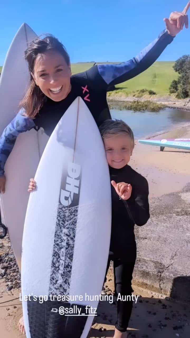 サリー・フィッツギボンズのインスタグラム：「Just can’t beat weekends shredding with the fam on all different craft… tapping into the pure grom frothhh. Hope you caught a couple yourself 🌊 🙌🏼 ————- #SallyFitz @softech_softboards  @fcs_surf」