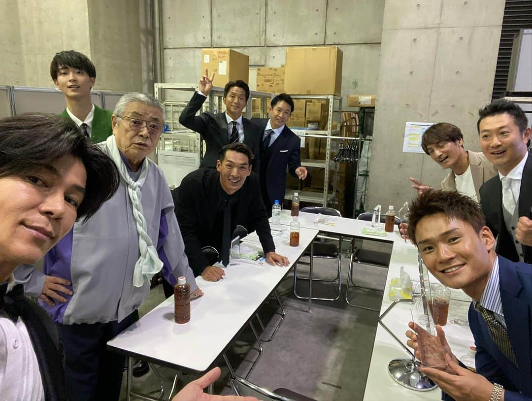 武田真治さんのインスタグラム写真 - (武田真治Instagram)「2023.8.19.東京ビッグサイトで20日まで開催の#JAPANドラッグストアショー 内で催された「Men’s Beauty アワード」にてBeautyミドル部門賞を受賞致しました！ 名だたるアスリートの方々と、この歳でこのような賞を頂けたのは、こんにちまでコツコツと自分なりに運動を続け、自分なりに健康に留意してきた成果かなと(≧∀≦) ありがとうございました‼︎ 他の受賞者の皆さんとバックヤードで記念撮影📸 #中尾彬 さん #野村康太 さん #槙野智章 さん #五十嵐亮太 さん #福西崇史 さん #本並健二 さん  #宮下純一 さん #松山恭助 さん #武田真治  #ドラッグストアショー #メンズビューティーアワード」8月20日 13時05分 - shinji.takeda