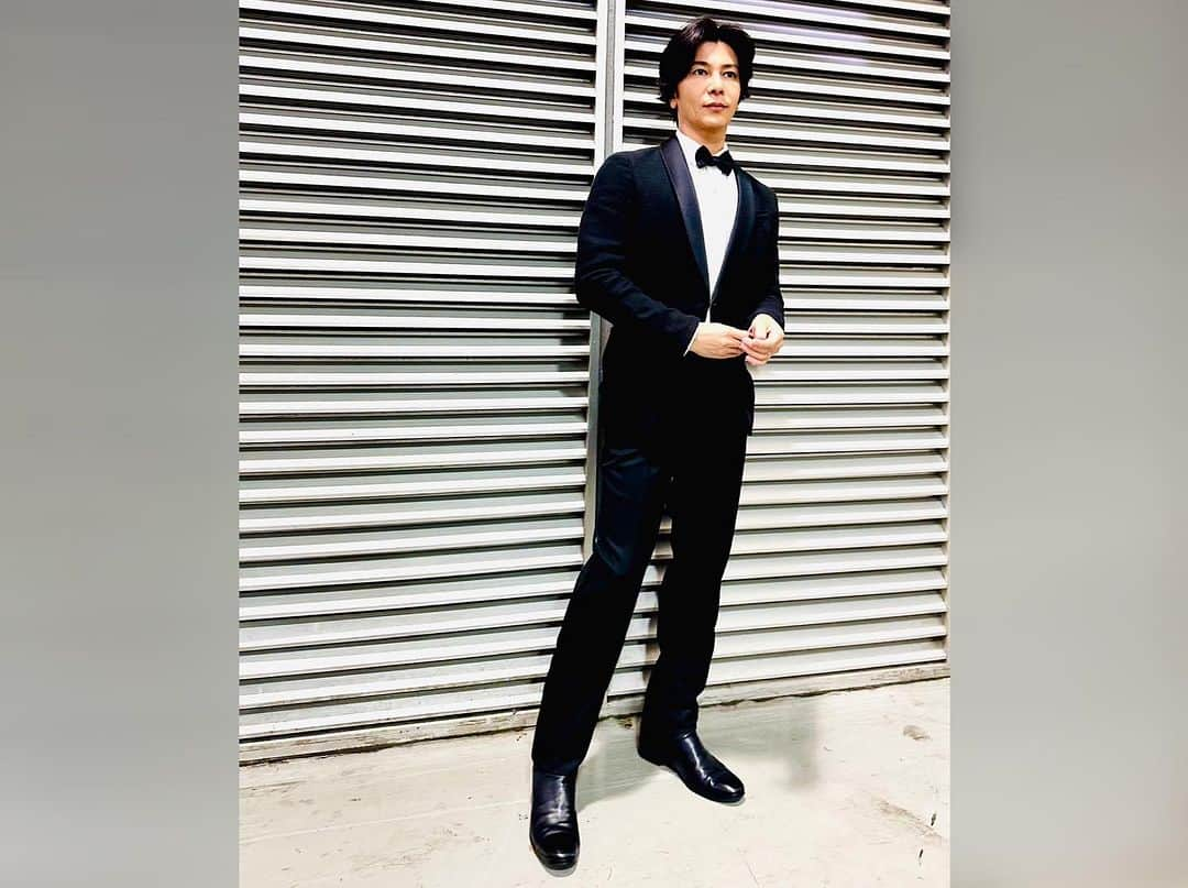 武田真治さんのインスタグラム写真 - (武田真治Instagram)「2023.8.19.東京ビッグサイトで20日まで開催の#JAPANドラッグストアショー 内で催された「Men’s Beauty アワード」にてBeautyミドル部門賞を受賞致しました！ 名だたるアスリートの方々と、この歳でこのような賞を頂けたのは、こんにちまでコツコツと自分なりに運動を続け、自分なりに健康に留意してきた成果かなと(≧∀≦) ありがとうございました‼︎ 他の受賞者の皆さんとバックヤードで記念撮影📸 #中尾彬 さん #野村康太 さん #槙野智章 さん #五十嵐亮太 さん #福西崇史 さん #本並健二 さん  #宮下純一 さん #松山恭助 さん #武田真治  #ドラッグストアショー #メンズビューティーアワード」8月20日 13時05分 - shinji.takeda