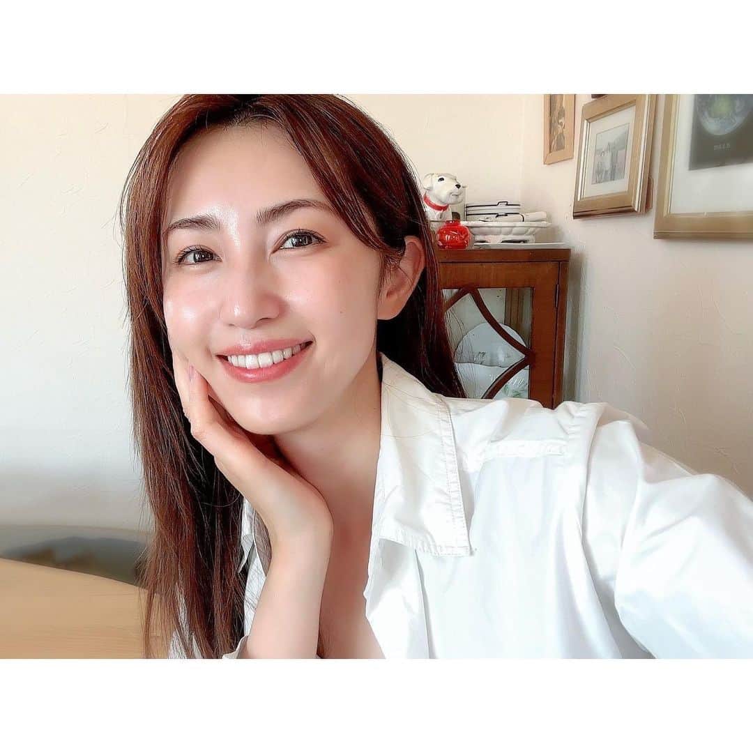 有村実樹のインスタグラム：「たくさん寝たはずなのに鏡で見る自分の顔がなんだか冴えない日がある。 わかりやすいクマや赤みなど、1つの要因ではなく、全体にエイジングが押し寄せているのを感じる日があったりして、「頑張ればキレイが叶う」年代ではなくなってきたかも？と実感しています。 ⁡ ⁡ ⁡ SK-IIから8月20日、2年ぶりに発売される新商品「スキンパワー アドバンスト クリーム」のイベントに参加した際に学んだのが、エイジングの火種※をケアすることが大切だということ。 ⁡ まだ自覚していないような少しの炎症や毛穴の開き、キメの乱れなど、乾燥から炎症老化へと繋がるキッカケになるのがエイジングの火種で、これがなんとなくハリがない、元気がないの原因となるそうです。 ⁡ ⁡ スキンパワー アドバンスト クリームは一番最後にスキンケアの蓋として使うものではありますが、ただの蓋の役割だけではなく、SK-II独自の成分ピテラ™︎に加え、エイジングの火種に働きかけるキンレンカエキスを配合。 より高い保湿感、浸透を感じられます。 ⁡ ⁡ 今年は１０月頃まで暑いと言われていてクリームは重たくてちょっと、、、となりがちですが、軽めのエアリークリームと通常のクリームと好みの使い心地を選べるのがありがたい！⁡ 私的に、溶けるように馴染むエアリークリームが気持ちよくて、暑すぎる日も積極的に使いたくなるなぁと感じました。 ⁡ ⁡ エイジングケアって何か一つに絞って成分やスキンケアを選びがちですが、大切なのはやっぱり土台のケア。 会場での肌測定では実際に私もエイジングの火種を見つけたので、初心に戻ってスキンパワー アドバンスト クリームで継続的なケアを続けていこうと思いました。 ⁡ ⁡ ⁡ ⁡ ⁡ ⁡ ⁡ ※ハリの低下、乾燥による小じわ、キメの乱れ、毛穴の目立ちを引き起こす乾燥状態 ⁡ #SKII #スキンパワーアドバンストクリーム #スキンケア #美容 #美容好きな人と繋がりたい #メイク #コスメ #コスメ好きさんと繋がりたい #美容研究家 #植物療法士 #有村実樹」