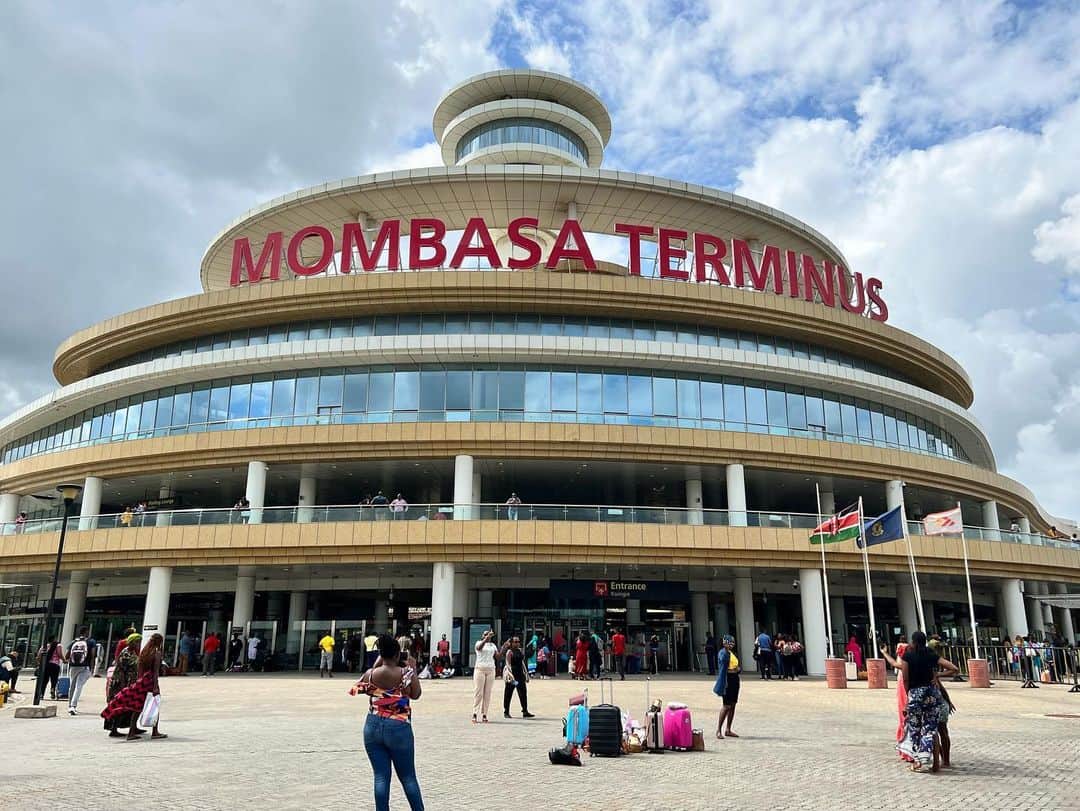 榎戸教子さんのインスタグラム写真 - (榎戸教子Instagram)「【ケニア・モンバサ】 モンバサの海岸を走りました。  モンバサはナイロビに次ぐ ケニア第二の都市ですが、 大航海時代の要所として栄えた アフリカ史においても重要な場所。  ナイロビからモンバサは約600km。 高速鉄道で6時間、なかなか快適で 車内で食べたお弁当も美味しく、 交通費は1000円ほどで移動できました。 （1等車は3000円くらいで、 予約は先に埋まってしまうようです。）」8月20日 13時16分 - noriko_enokido