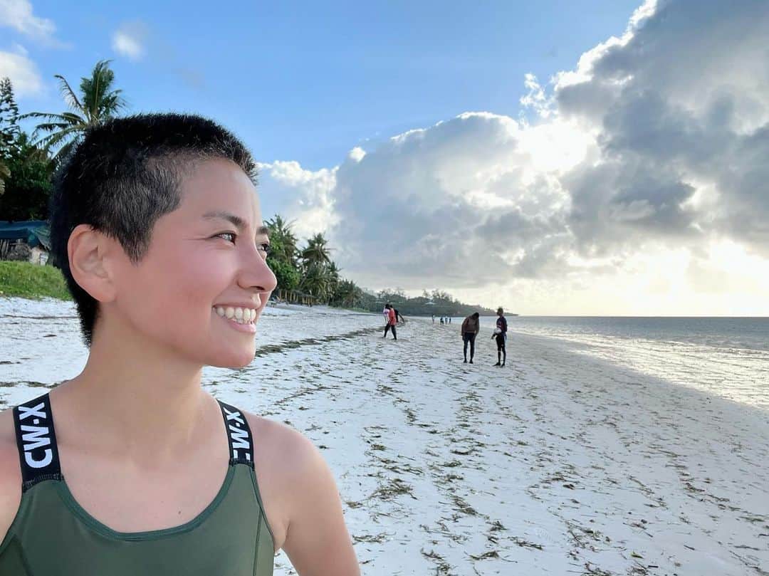 のインスタグラム：「【ケニア・モンバサ】 モンバサの海岸を走りました。  モンバサはナイロビに次ぐ ケニア第二の都市ですが、 大航海時代の要所として栄えた アフリカ史においても重要な場所。  ナイロビからモンバサは約600km。 高速鉄道で6時間、なかなか快適で 車内で食べたお弁当も美味しく、 交通費は1000円ほどで移動できました。 （1等車は3000円くらいで、 予約は先に埋まってしまうようです。）」