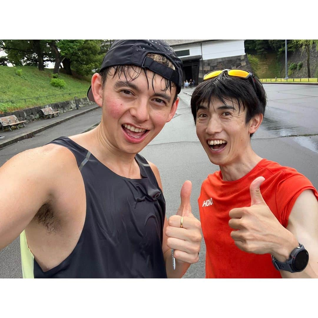 ハリー杉山のインスタグラム：「"27時間テレビ 100kmサバイバルマラソン"  今夜の鬼レンチャンで  18人のランナー、一人一人の思いと闘いの様子が明らかになります🔥🔥🔥  18人が一つになり、可能となった前代未聞の壮絶なチャレンジ  是非とも見てください！！  写真は100km マラソン元日本代表の 髙田由基さん！！ @yoshiki._._.yoshiki   出会ったのはランスマ倶楽部。自分の限界を超える企画の時に必ずと言っていいぐらいカメラマンとして僕のやけくそモードを撮ってくれてます 笑笑笑 　 今回の企画が決まった瞬間、高田さんに連絡して僕からちゃんとしたコーチand生徒とした関係性でお仕事としてお願いしたところ、徹底的にメニューからメンタル、食事、睡眠、ピーキングなど教えてくれました。  この人がいなかったら、 絶対勝ててないです🔥🔥🔥  おかげさまで死ぬほど嫌いなランジもちょっとは好きになれました　笑  そして 現場トレーナーとして完全サポートしてくれた、給水のタイミング ギャグ線高めな吉田先生😂 @ys_shinkyu_seikotsuin   栄養、アミノ酸、脱水などのアドバイスをくれた佐原先生 @kazuma_sahara   シューズのアドバイスしてくださった 藤原さん　@shoesadvisor.fujiwara  皆さんありがとうございます！！！  それでは今夜7時〜 フジテレビ  お見逃しなく！！！  The drama behind the big 100km race will be revealed tonight on FUJI TV  The pain, the tears, the euphoria all in one!!!!  Don't miss it!!! 7pm!!!」