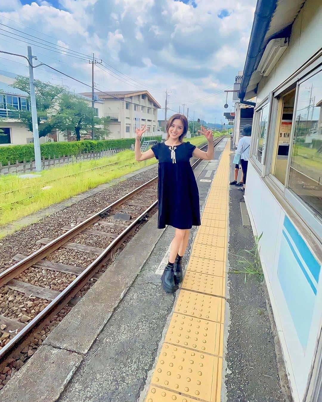 渡邊水希さんのインスタグラム写真 - (渡邊水希Instagram)「#日本の夏 #残暑見舞い申し上げます #道の駅 #🚃 #のどかな景色  #ぽっぽー #loveall」8月20日 13時19分 - mizuki__watanabe