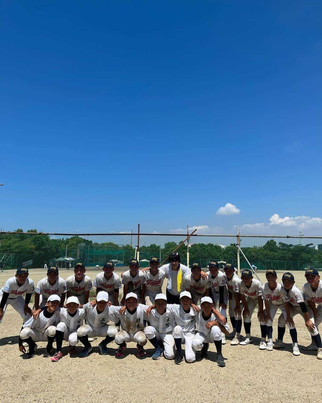 上地雄輔さんのインスタグラム写真 - (上地雄輔Instagram)「朝から名古屋来て野球して仕事して取材してリハしてLiveしてハイタッチしてミーグリしたら、  夜中ゆっくり味わおうと思います🍺  本日名古屋Liveにお越しの皆さん  声だけ下さい  それで元気復活のフルパワーになるから💪  さぁ行こか  #名古屋センチュリーホール  #遊助」8月20日 13時23分 - usk_kmj