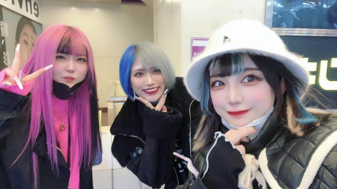 ちゃんもも◎のインスタグラム：「とある春のころ🌸 メガドンキに寄ったら... 超大好きな❤️ぱーてぃーちゃんのきょんちぃちゃんと信子ちゃんに偶然お会いしました😭😭😭超大好きですって言ったらじゃあ写真撮ろうよ〜😆😆って言ってくださり、載せても良いよとのことで自慢させての時差投稿〜🫶インスタにも載せたくて載せた〜😭😭😭💖💙✨ありがとうございます😭らぶすぎる、、❗️」