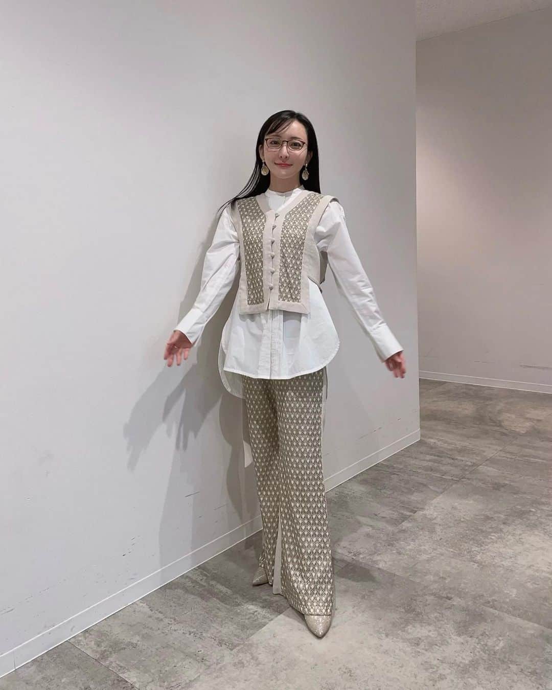 松澤千晶のインスタグラム：「AT-X収録のお衣装✨  このセットアップ、とっても可愛かったです🎶 お買取しようか考え中🛍️  setup @aoiwanaka.official  blouse @limue_official shoes @kanematsu_official jewelry @abiste_official」