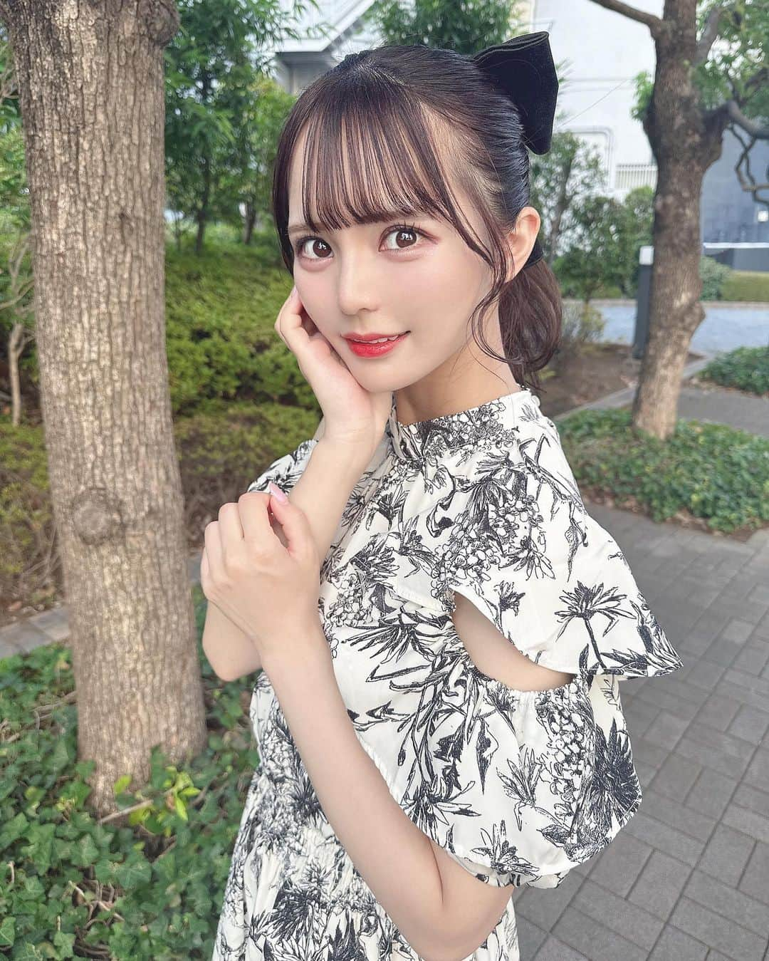 桜井ひかるさんのインスタグラム写真 - (桜井ひかるInstagram)「暑いとついついポニーテール ばっかりしちゃう(›´ω`‹ )🩵  @asknowasplus 👗  最近はライブたくさんで みんなに会える日が多くてたのしい！ 久しぶりに会えた方やはじめましてさんもいて うれしい気持ちな週末になりました！ 来てくれた王国民ありがとう🥹  まだまだ暑い日は続くので 休める時はゆっくり休んでね💭  #ポニーテール#アイドル#asknowas#花柄#リボン#ポニーテール女子#ポニーテールアレンジ #ヘアメ#ヘアメイク#ヘアアレンジ#大人ファッション#彼女感#エウレカ」8月21日 0時33分 - hikarunroll_