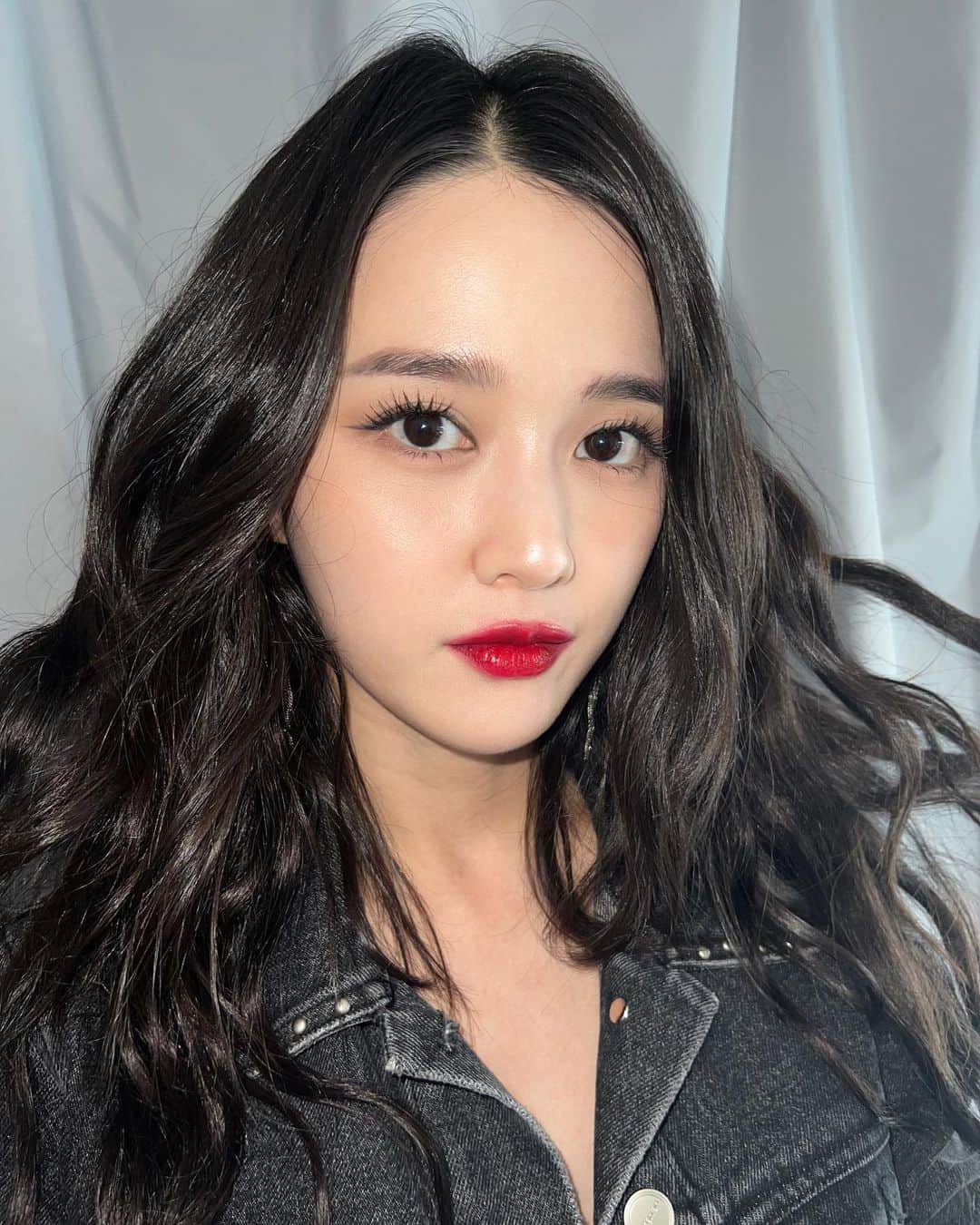 ナム・ボラのインスタグラム：「💙🖤💖💗 크크」