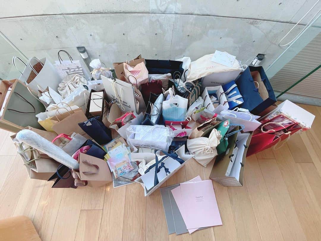村田充さんのインスタグラム写真 - (村田充Instagram)「誕生日プレゼントをありがとうございました。テーブルに乗りきらなくて床に置いてしまったす。」8月21日 0時28分 - mitsumurata