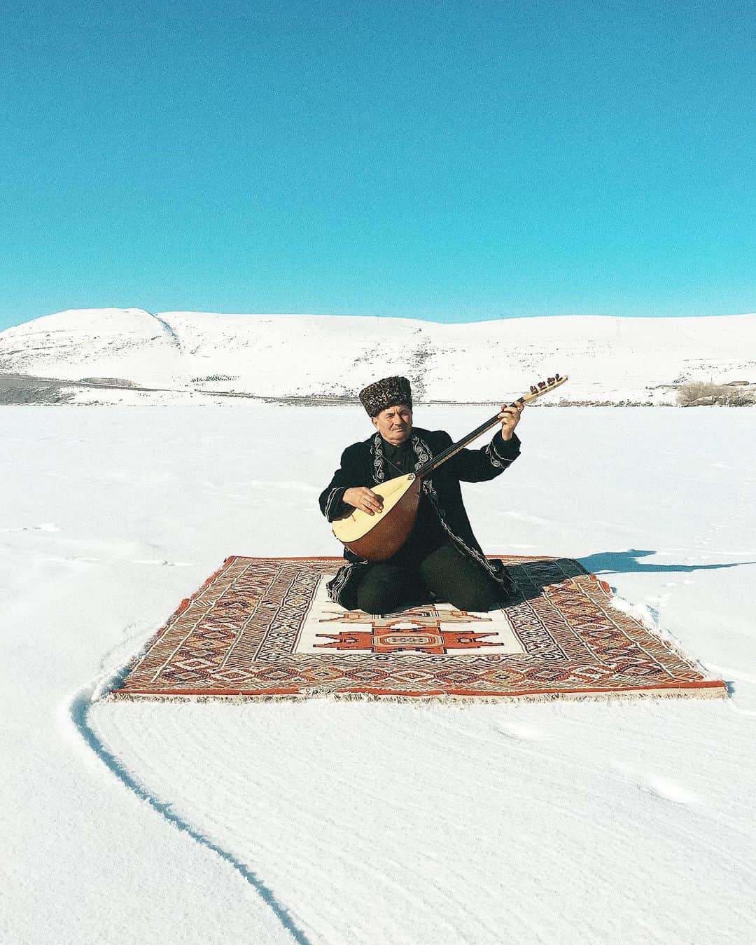 Mustafa Sevenのインスタグラム：「Şöyle alttan alttan ohhh mis gibi ! :))  Fotoğraf #Kars tan. @canonturkiye için bir grup fotomuhabiri arkadaşımla bir gezi düzenlemiştik. Modelemizin yerini beğenmemiş ve değiştirmek istemiştik bizi asiste eden bir arkadaşımızda modelin kilimden kalkmasını beklemeden ikisini birden çekti :)) Ve bana göre  fotoğrafı daha anlamlı hale getiren sanki kilimin haraket halini dondurduğumuz izlerden oluşan bir hikaye ortaya çıktı. #Türkiye #Fotomuhabiri #Belgesel #Portait #Snow #Documentary」