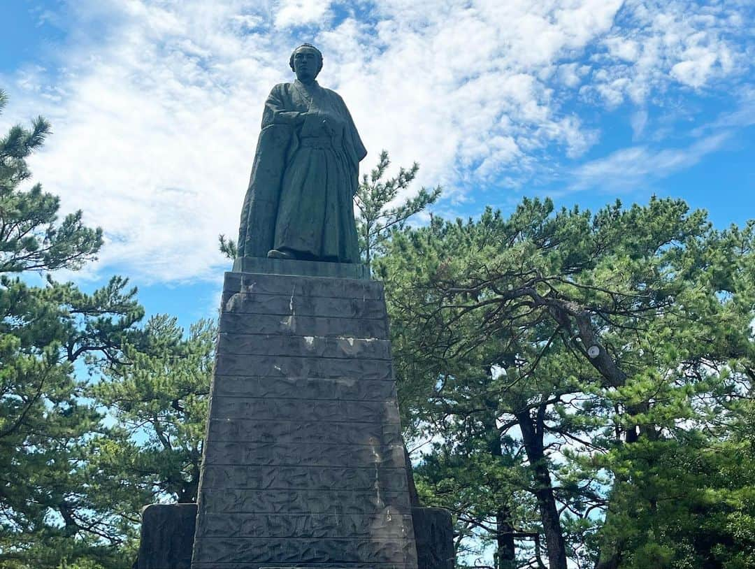 上田純樹さんのインスタグラム写真 - (上田純樹Instagram)「初の高知県でした！  坂本龍馬とカツオをたっぷり味わい、なにより朝ドラ『らんまん』の土佐に来れて感激しました。  バイカオウレンと峰家は見つけれ無かったけど、牧野さんが植物志を完成させていたので、購入しました。幸  #らんまん #ひろめ市場 #桂浜 #坂本龍馬 #幸」8月20日 23時06分 - raionerutousan