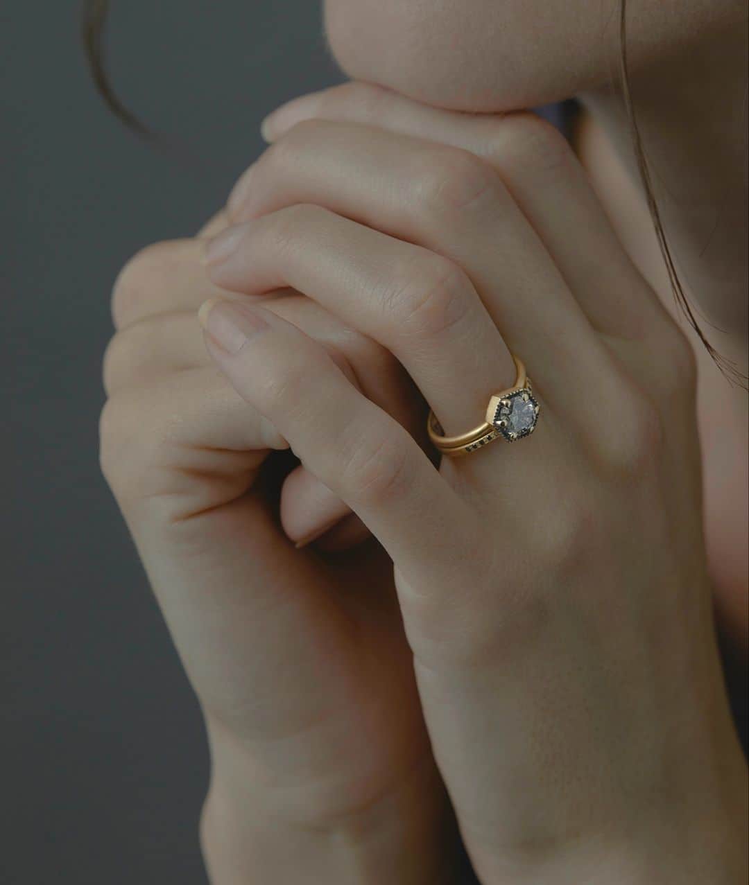 サトミ カワキタさんのインスタグラム写真 - (サトミ カワキタInstagram)「Our signature Hexagon style, set with a 1.0 carat One-of-a-Kind grey diamond, for a ring as unique as you are.」8月20日 23時00分 - satomi_kawakita_jewelry