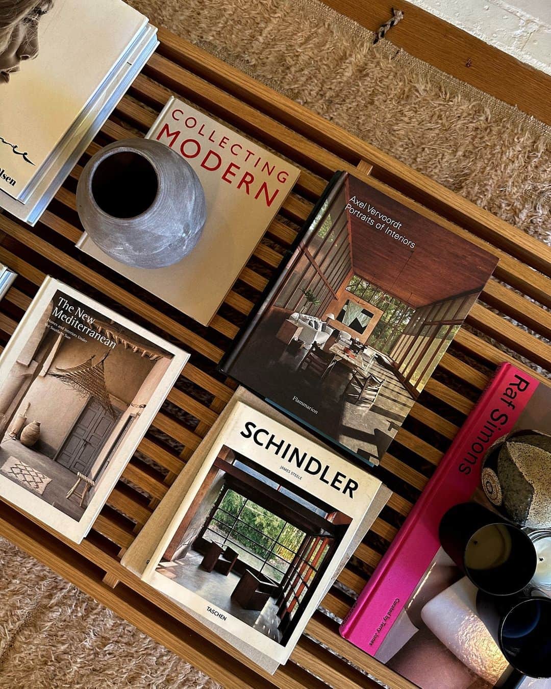 アシュレイ・ティスデイルのインスタグラム：「styling a coffee table is an easy way to add character to your space. start with a color scheme, layer with decorative pieces like vases and candles and pick books that speak to your interests for an extra personal touch.」