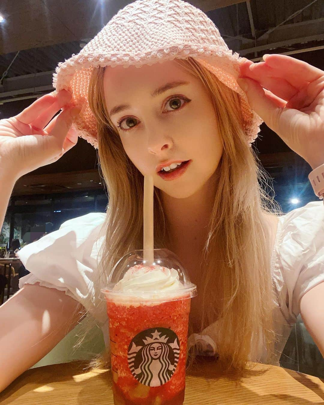 ジェマ・ルイーズのインスタグラム：「スタバのスイカフラップ美味しい！🍉　#スタバ #スイカ #スイカフラペチーノ」