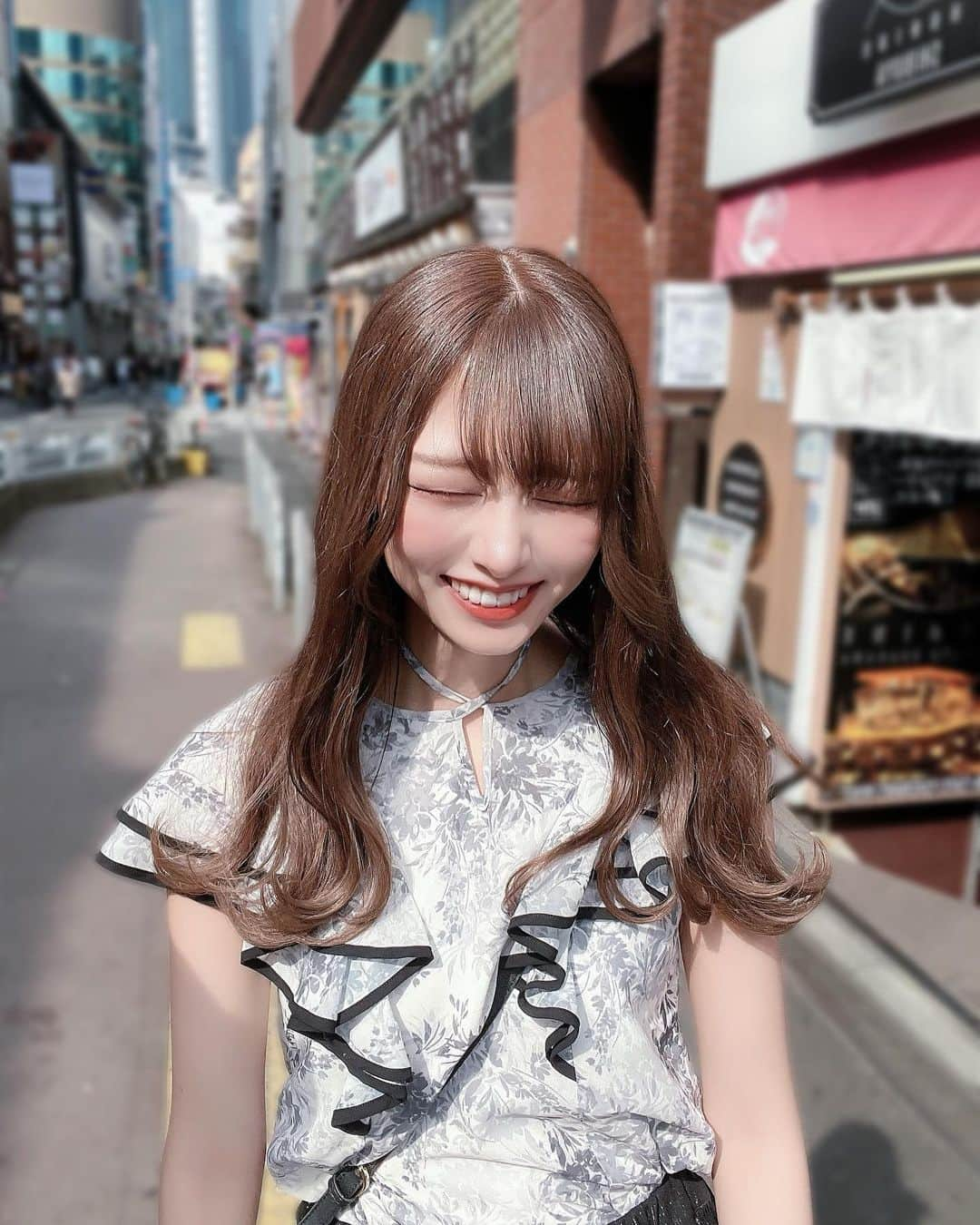 望月みゆさんのインスタグラム写真 - (望月みゆInstagram)「外でお写真撮ったけん 1枚目がんばったけど 2枚目めっちゃ眩しそうwww  ということで ヘアメンテナンスしてきた✂︎  カラーで透明感だしてもらったら すごい毛質柔らかそうな色になって とっても気に入っているー！！  傷んだ毛先も排除(?)してもらった✨  トリートメントもしてもらって るんるんです«\(*´ω`*)/»  どうですか( 'ω' Ξ 'ω' )すきですか  担当:LANDS まさみ @masami_lands   #望月みゆ  #みゆちぃ　#miyuchy #バンもん　#banmon #japanesegirl  #japaneseidol」8月20日 23時03分 - myc416