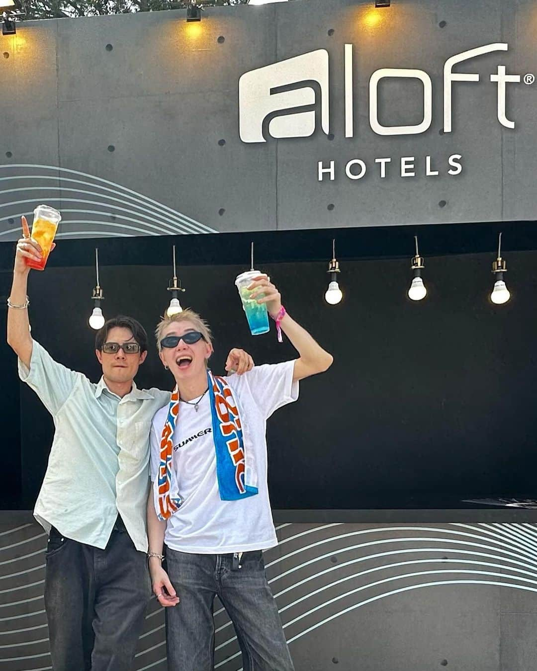 シールズ啓司のインスタグラム：「Marriott BonvoyがスポンサーしているSummer Sonic Tokyo 2023に参加してきました！！  もう本当にフェスって最高ですね！  ほてった身体をグッと冷やし元気つけてくれる美味しいドリンクやフードを楽しみつつ 会場内にある体験ブースでは、最高の曲を聴きながら世界を旅した気分も味わえました✈️  夏には国内のモクシーやアロフトにて音楽のイベントが開催予定らしくものすごく楽しみ〜！🙆🏼‍♂️  #marriottbonvoy #sizzlingsummermusicfest  #旅音  #summersonictokyo2023」