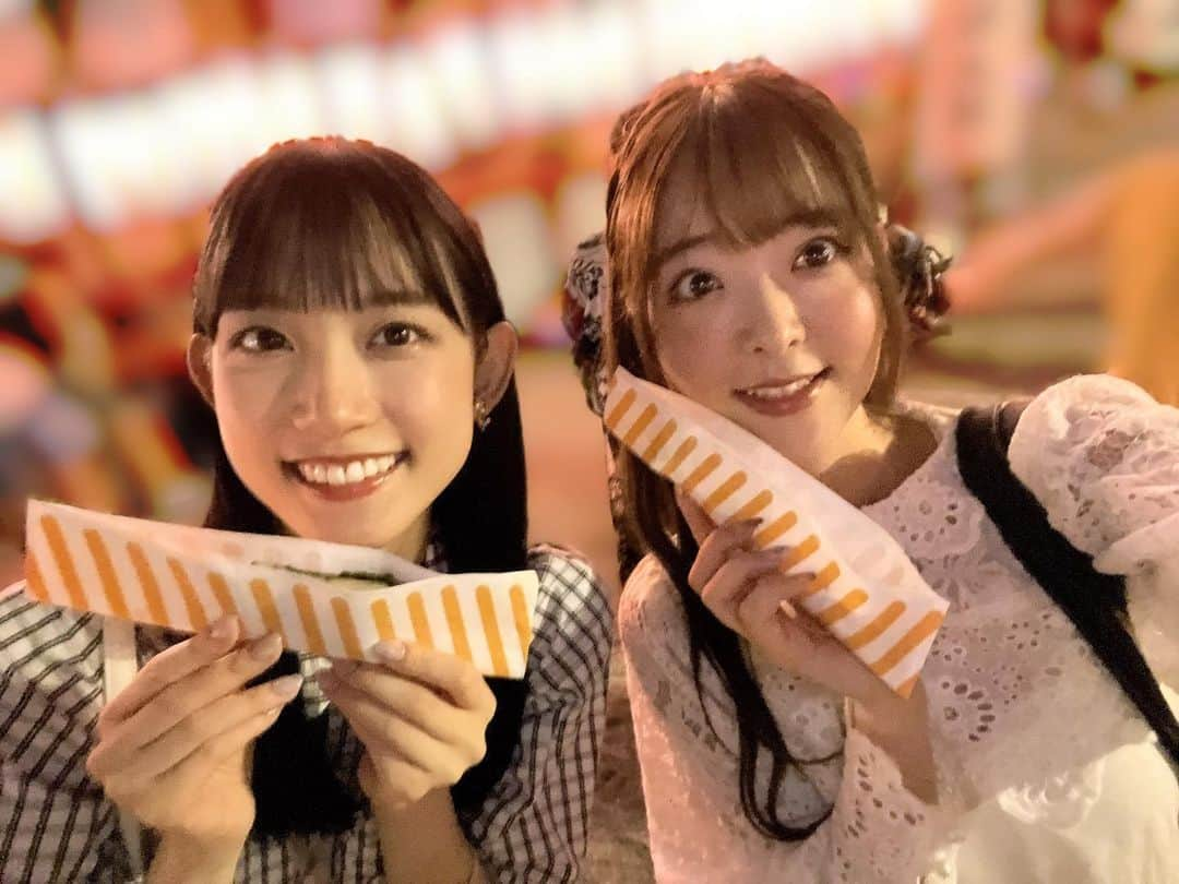 天城サリーのインスタグラム：「この間夏の子と夏してきました💕 人生数億年ぶりの屋台！ MATSURIシャツ貰っちゃった🤣 ここ数ヶ月毎月会ってる😚 最近の方が昔より仲が良い気がするのな〜ぜな〜ぜ？👯‍♀️ 次は手持ち花火だ〜🥰🤌🏻🎇 . . #声優　#夏祭り #アイドル  #オタ活」