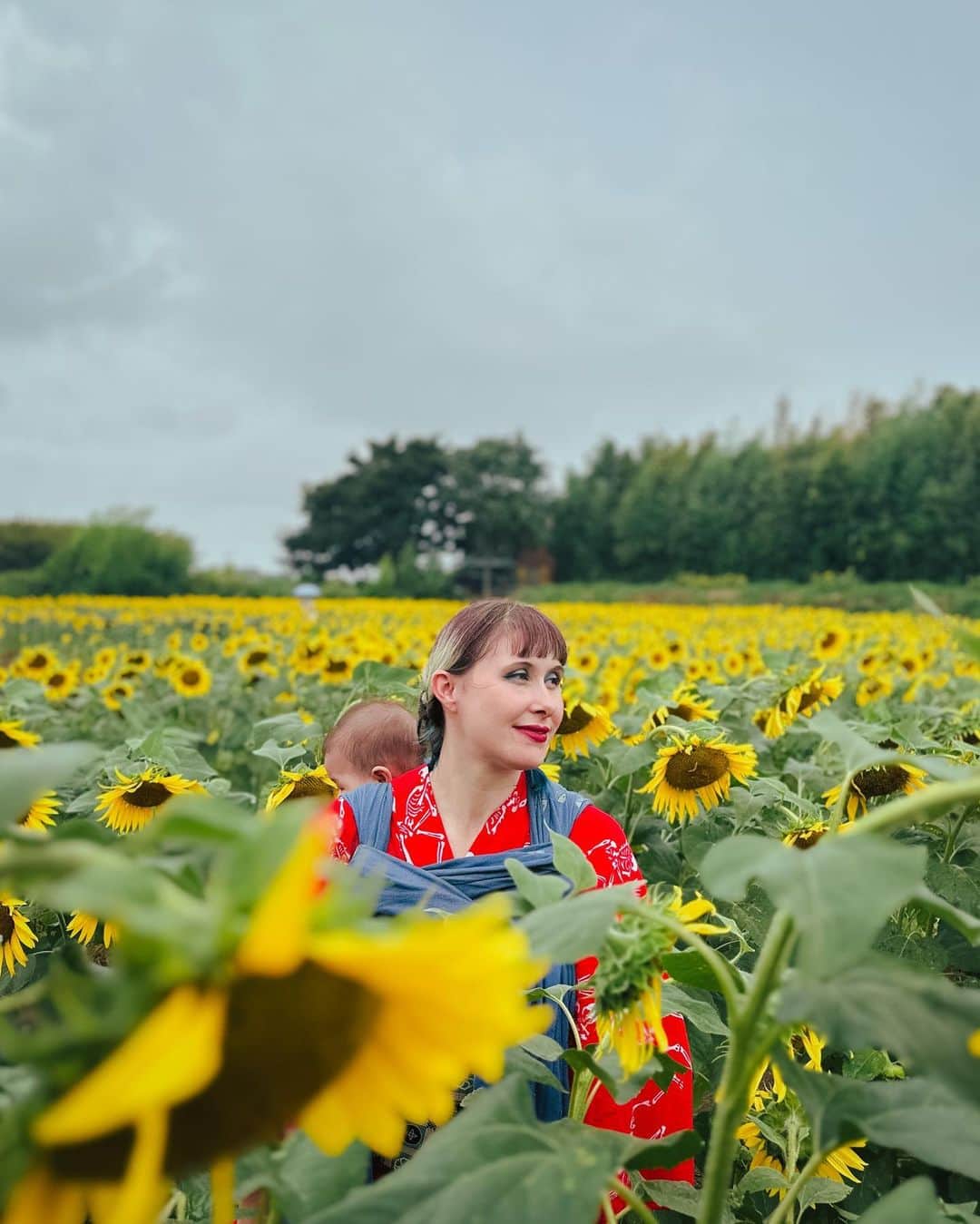 Anji SALZさんのインスタグラム写真 - (Anji SALZInstagram)「Visited a sunflower 🌻 field with the kids and my friend @spiceoflou 💝 It was windy and rainy and the toddler was hangry so it was quite hectic but also kinda silly ridiculous memory 😂😂  The weather turned out so nice after we left 😒🫠 but these stormy pics are something 😂  Have you ever been to a sunflower field or would like to go?  #sunflowers🌻 #japan #sunflowerfield #yukata #summerkimoni #momlife #kidskimono #babywearing #babywraps #didymosbabywearing #ootd #kimonofashion #kimonostyle #着物コーディネート #浴衣コーデ #親子コーデ #ひまわり畑 #和装」8月20日 23時13分 - salztokyo